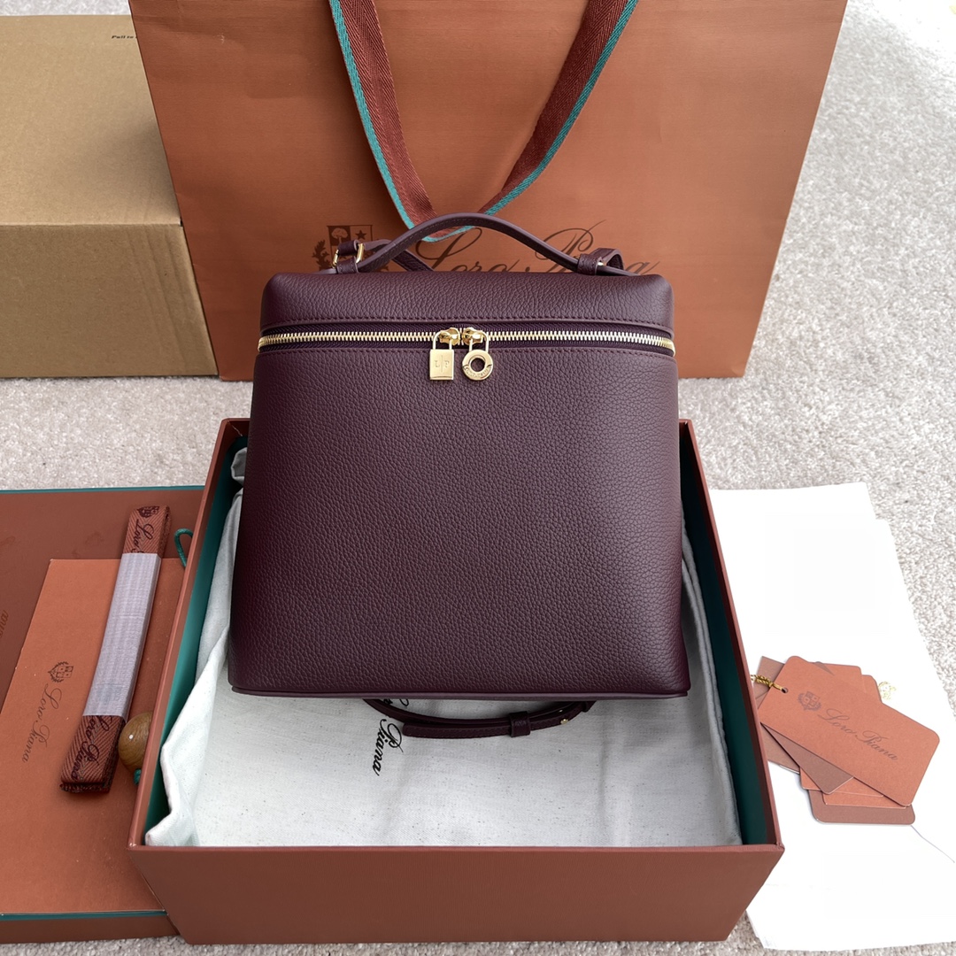 NO:183844,(Authentic grade, not suitable for packaging) Extra Pocket L.5 backpack ~ Red beans/gold [imported original leather   pure steel gold hardware] Calfskin main material ~ sheepskin lining # Soft calfskin backpack has a unique trapezoidal appearance. Practical and large capacity design makes it an ideal accessory for busy daily life Height 23.5cm*Width 21cm*Depth 8cm Calfskin/Element No.: FAM 4041,LP Mani, loro piana, cowhide, sheepskin19860909(正品级 不配包装) Extra Pocket L.5双肩包～紅豆/金【进口原厂皮 纯钢金色五金】 小牛皮主体材质~羊皮里料# 柔软小牛皮双肩包拥有别致的梯形外观.实用大容量设计,使其成为繁忙日常理想配件 高度23.5cm*宽度21cm*深度8cm 小牛皮/货号:FAM 4041,LP 玛尼,loro piana,cowhide,sheepskin,Bag