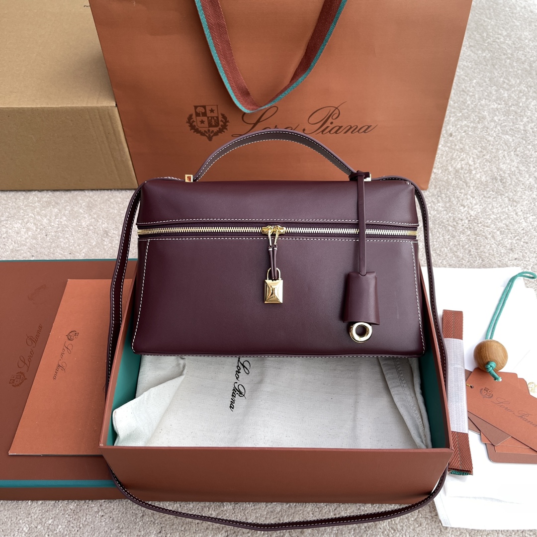 NO:182559,(Not available for packaging) Extra quality Loro Piana new Extra Bag L27# plain red bean color [imported original leather   pure steel gold hardware] wide opening small bag, double zipper opening, can create a versatile bag, small inner bag, button opening and closing, brand-specific lock head, leather label hanging, padlock head. LP new bag #LP wealth bag #Excellent pair of version #Daily versatile LP latest lunch box bag #LP autumn and winter new model #height 16*width 27*deep 10cm calf leather/item number FAN plain 3462,LP Mani, loro pigana, loro pigana, cowhide19860909(不配包装)特级品质 Loro Piana新款Extra Bag L27#平纹紅豆色【进口原厂皮 纯钢金色五金】宽开口小袋,双拉链开口,可打造出百搭包包,内配小内袋,按钮开合,配品牌专用锁头,皮牌挂饰,可挂锁头. LP新款包包#LP发财包#特级对版#每日百搭 LP最新款饭盒包#LP秋冬新款# 高度16*宽度27*深度10cm 小牛皮/货号FAN平纹3462,LP 玛尼,loro piana,loro piana,cowhide,Bag