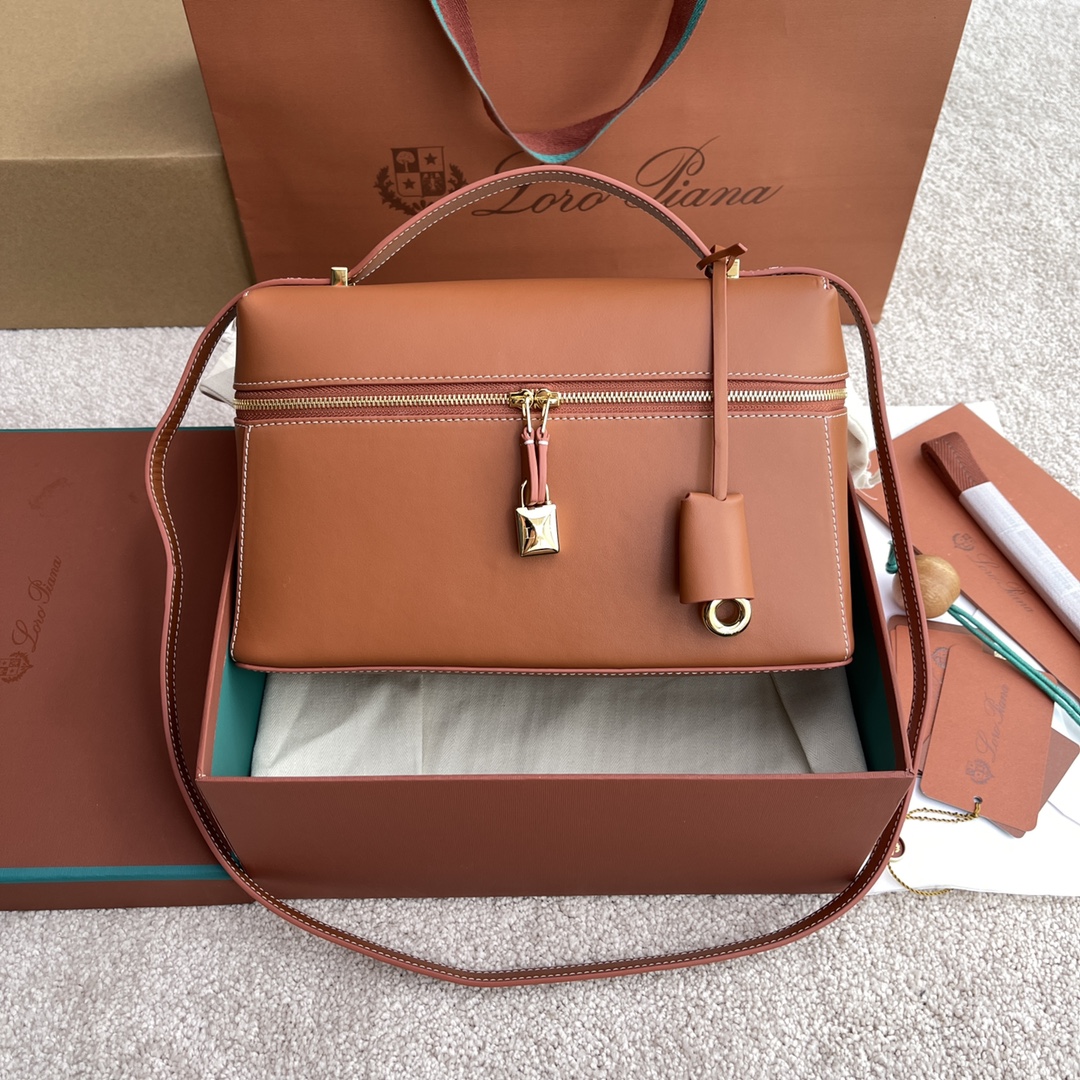 NO:182571,(Not available for packaging) Extra quality Loro Piana new Extra Bag L27# plain colored koi [imported original leather   pure steel gold hardware] wide opening small bag, double zipper opening, can create a versatile bag, small inner bag, button opening and closing, brand-specific lock head, leather label hanging, padlock head. LP new bag #LP wealth bag #Excellent pair of version #Daily versatile LP latest lunch box bag #LP autumn and winter new model #height 16*width 27*deep 10cm calfskin/item number FAN plain 3462,LP Mani, loro pigana, loro pigana, cowhide19860909(不配包装)特级品质 Loro Piana新款Extra Bag L27#平纹五彩錦鯉【进口原厂皮 纯钢金色五金】宽开口小袋,双拉链开口,可打造出百搭包包,内配小内袋,按钮开合,配品牌专用锁头,皮牌挂饰,可挂锁头. LP新款包包#LP发财包#特级对版#每日百搭 LP最新款饭盒包#LP秋冬新款# 高度16*宽度27*深度10cm 小牛皮/货号FAN平纹3462,LP 玛尼,loro piana,loro piana,cowhide,Bag