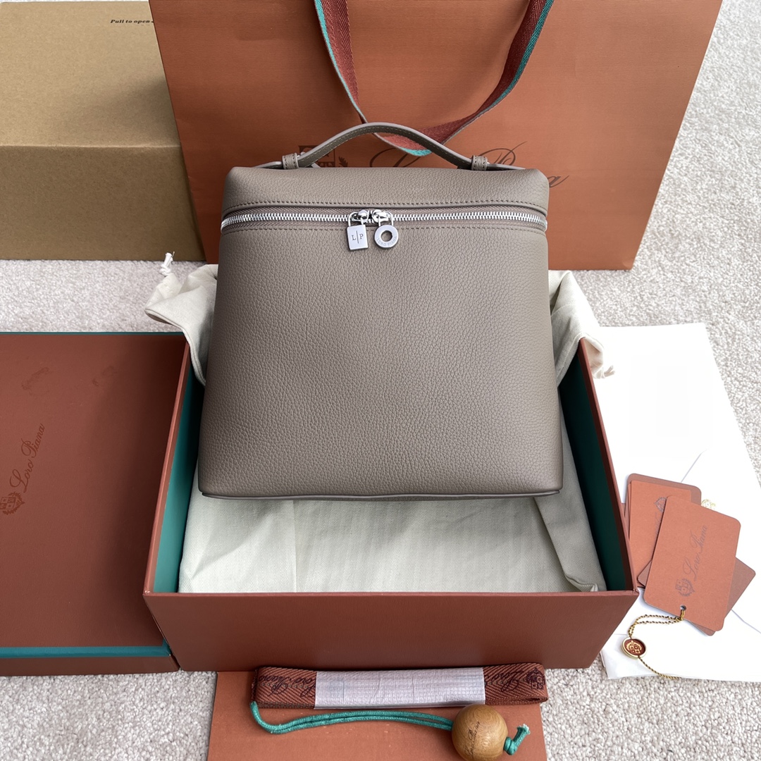 NO:205638,~(Not available for packaging) Extra Pocket L backpack ~ Warm beige/silver [imported original leather   pure steel gold hardware] Calfskin main material ~ sheepskin lining # Soft calfskin backpack has a unique trapezoidal appearance. Practical and large capacity design makes it an ideal accessory for busy daily life Height 23.5cm*Width 21cm*Depth 8cm Calfskin/Element No.: FAM 4041,LP,loro piana,cowhide,sheepskin19860909～(不配包装) Extra Pocket L双肩包～暖米色/銀【进口原厂皮 纯钢金色五金】 小牛皮主体材质~羊皮里料# 柔软小牛皮双肩包拥有别致的梯形外观.实用大容量设计,使其成为繁忙日常理想配件 高度23.5cm*宽度21cm*深度8cm 小牛皮/货号:FAM 4041,LP,loro piana,cowhide,sheepskin,Bag