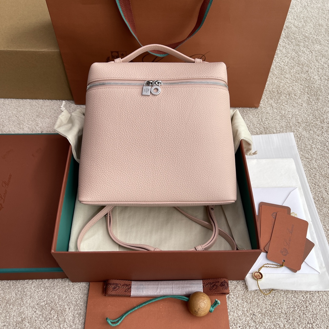 NO:205632,~(Not available for packaging) Extra Pocket L backpack ~ Marble powder/silver [imported original leather   pure steel gold hardware] Calfskin main material ~ Sheepskin lining # Soft calfskin backpack has a unique trapezoidal appearance. Practical and large capacity design makes it an ideal accessory for busy daily life Height 23.5cm*Width 21cm*Depth 8cm Calfskin/Element No.: FAM 4041,LP,loro piana,cowhide,sheepskin19860909～(不配包装) Extra Pocket L双肩包～大理石粉/銀【进口原厂皮 纯钢金色五金】 小牛皮主体材质~羊皮里料# 柔软小牛皮双肩包拥有别致的梯形外观.实用大容量设计,使其成为繁忙日常理想配件 高度23.5cm*宽度21cm*深度8cm 小牛皮/货号:FAM 4041,LP,loro piana,cowhide,sheepskin,Bag