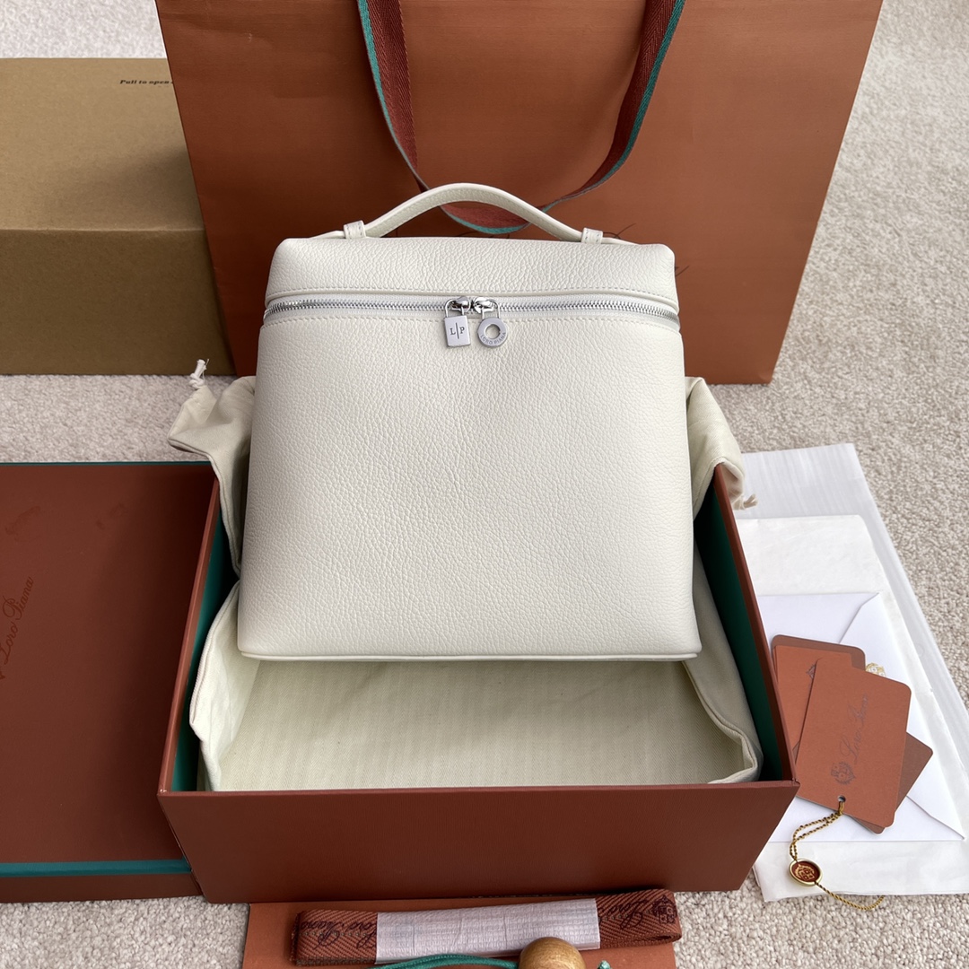 NO:205621,~(Not available for packaging) Extra Pocket L backpack ~ tender white/silver [imported original leather   pure steel gold hardware] Calfskin main material ~ sheepskin lining # Soft calfskin backpack has a unique trapezoidal appearance. Practical and large capacity design makes it an ideal accessory for busy daily life Height 23.5cm*Width 21cm*Depth 8cm Calfskin/Element No.: FAM 4041,LP,loro piana,cowhide,sheepskin19860909～(不配包装) Extra Pocket L双肩包～嫩白/銀【进口原厂皮 纯钢金色五金】 小牛皮主体材质~羊皮里料# 柔软小牛皮双肩包拥有别致的梯形外观.实用大容量设计,使其成为繁忙日常理想配件 高度23.5cm*宽度21cm*深度8cm 小牛皮/货号:FAM 4041,LP,loro piana,cowhide,sheepskin,Bag