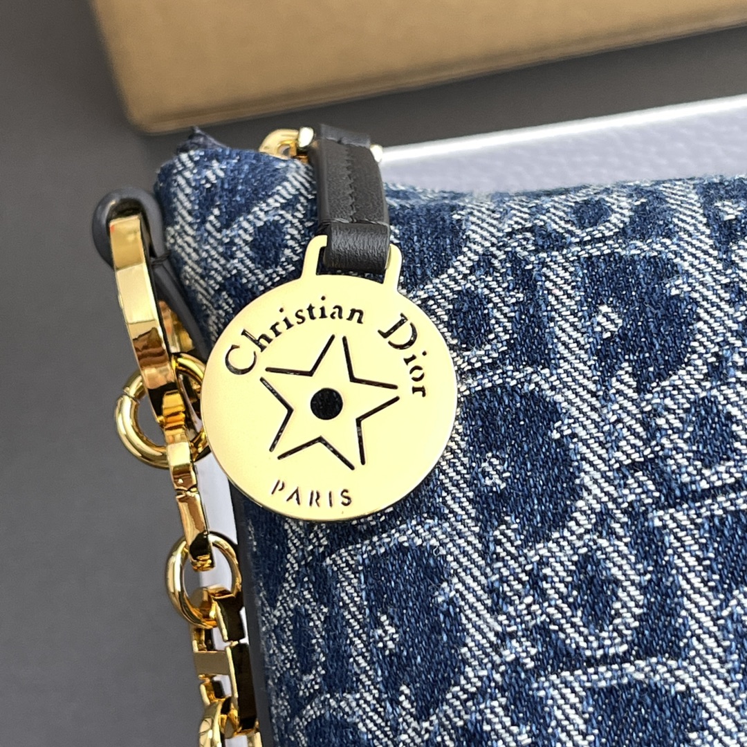 p630。【顶级高端～进口材料】Hobo鏈條手袋係列
这款手袋采用藍色Denim 提花面料精心制作，饰以复古金色饰面金属扣环。可收納各種日常用品，內部配有1個隔層，1個插袋，4個卡槽，更顯精致，可手提，肩背。
编号：S3202藍色牛仔
规格：w28.5×h14.5×10cm
