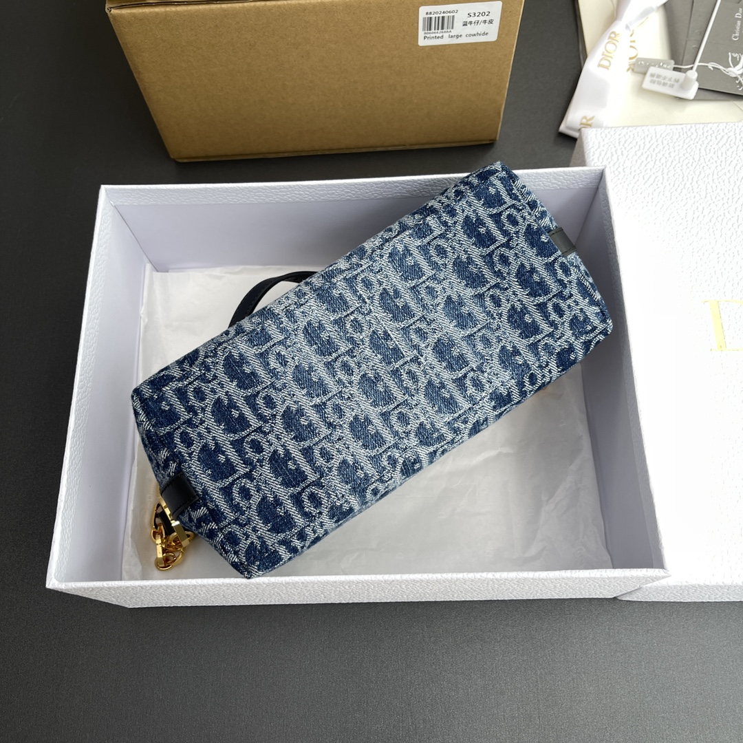 p630。【顶级高端～进口材料】Hobo鏈條手袋係列
这款手袋采用藍色Denim 提花面料精心制作，饰以复古金色饰面金属扣环。可收納各種日常用品，內部配有1個隔層，1個插袋，4個卡槽，更顯精致，可手提，肩背。
编号：S3202藍色牛仔
规格：w28.5×h14.5×10cm
