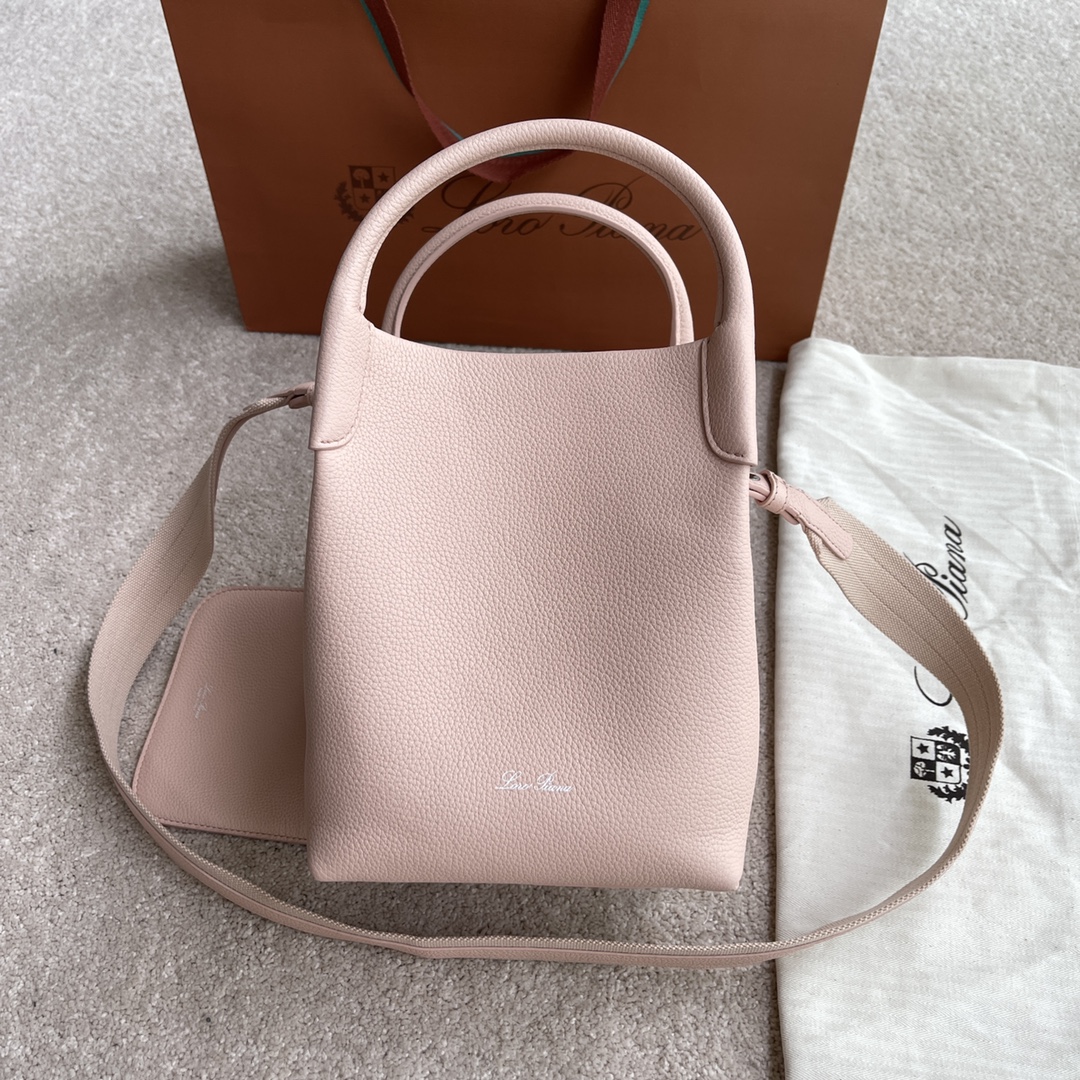 NO:180798,~ (Not available for packaging) Extra Pocket Bale Bucket Bale #marble powder [imported original leather   pure steel hardware] Calfskin main material ~ cowhide lining # Bale bag is free and elegant and tasteful and immortal style, and the bag is made of calfskin, with very soft natural grains, smooth surface and novel details, and jewelry-like metal opening and closing complement each other. The small mini style, as always, combines elegance and tradition in the barrel design, colorful and modern charm. Height 21cm*width 17cm*deep 17cmcalf/item: FAI 8964, LP Mani, balenciaga, loro piana, cowhide19860909～ (不配包装) Extra Pocket Bale中水桶包#大理石粉【进口原厂皮 纯钢五金】 小牛皮主体材质~牛皮里料# Bale包自在高雅品味与不朽风格,采用小牛皮制作的包身,拥有十分柔软的自然粒面,光滑的表面与新颖细节,珠宝般的金属开合相得益彰.小巧的迷你款型,一如既往将优雅与传统汇集在筒约设计中,缤放着现代魅力. 高度21cm*宽度17cm*深度17cm 小牛皮/货号:FAI 8964,LP 玛尼,balenciaga,loro piana,cowhide,Bag