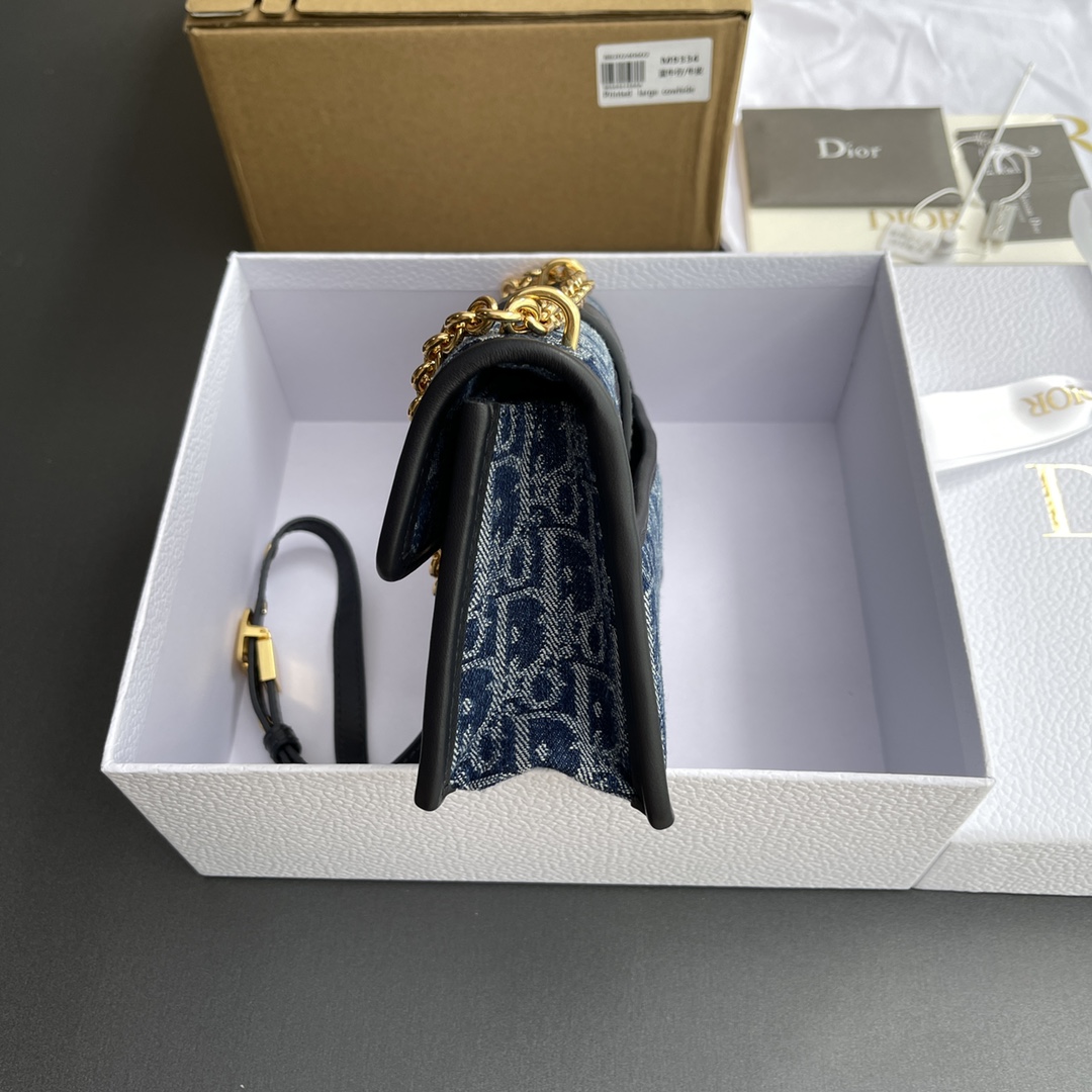 p780。【顶级高端～进口材料】30Montaigne 
这款30Montaigne East-West链条手袋采用典雅的设计，采用蓝色Denim Oblique提花面料精心制作，突显经典款的Oblique印花。搭配饰以皮革的可拆卸链条肩带，可手提,肩背或斜挎。
编号：M9334 蓝色牛仔
规格：w21×h12×d6 cm


