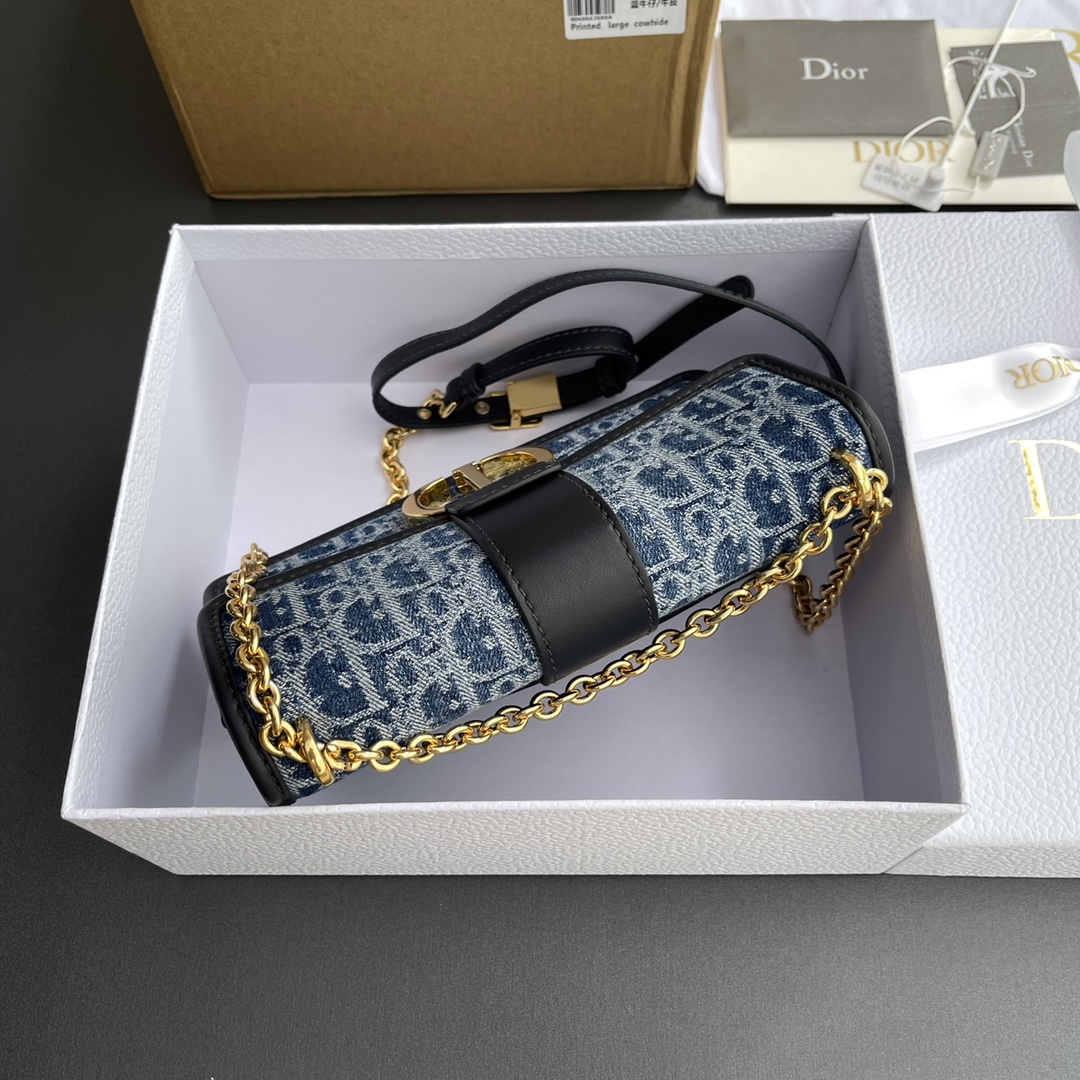 p780。【顶级高端～进口材料】30Montaigne 
这款30Montaigne East-West链条手袋采用典雅的设计，采用蓝色Denim Oblique提花面料精心制作，突显经典款的Oblique印花。搭配饰以皮革的可拆卸链条肩带，可手提,肩背或斜挎。
编号：M9334 蓝色牛仔
规格：w21×h12×d6 cm

