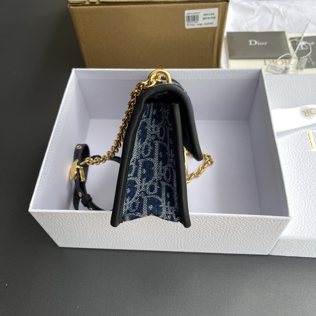 p780。【顶级高端～进口材料】30Montaigne 
这款30Montaigne East-West链条手袋采用典雅的设计，采用蓝色Denim Oblique提花面料精心制作，突显经典款的Oblique印花。搭配饰以皮革的可拆卸链条肩带，可手提,肩背或斜挎。
编号：M9334 蓝色牛仔
规格：w21×h12×d6 cm

