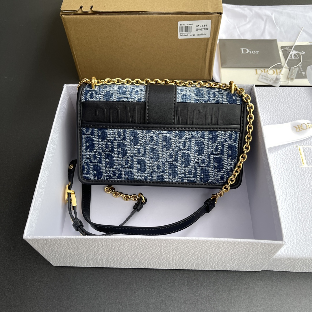 p780。【顶级高端～进口材料】30Montaigne 
这款30Montaigne East-West链条手袋采用典雅的设计，采用蓝色Denim Oblique提花面料精心制作，突显经典款的Oblique印花。搭配饰以皮革的可拆卸链条肩带，可手提,肩背或斜挎。
编号：M9334 蓝色牛仔
规格：w21×h12×d6 cm

