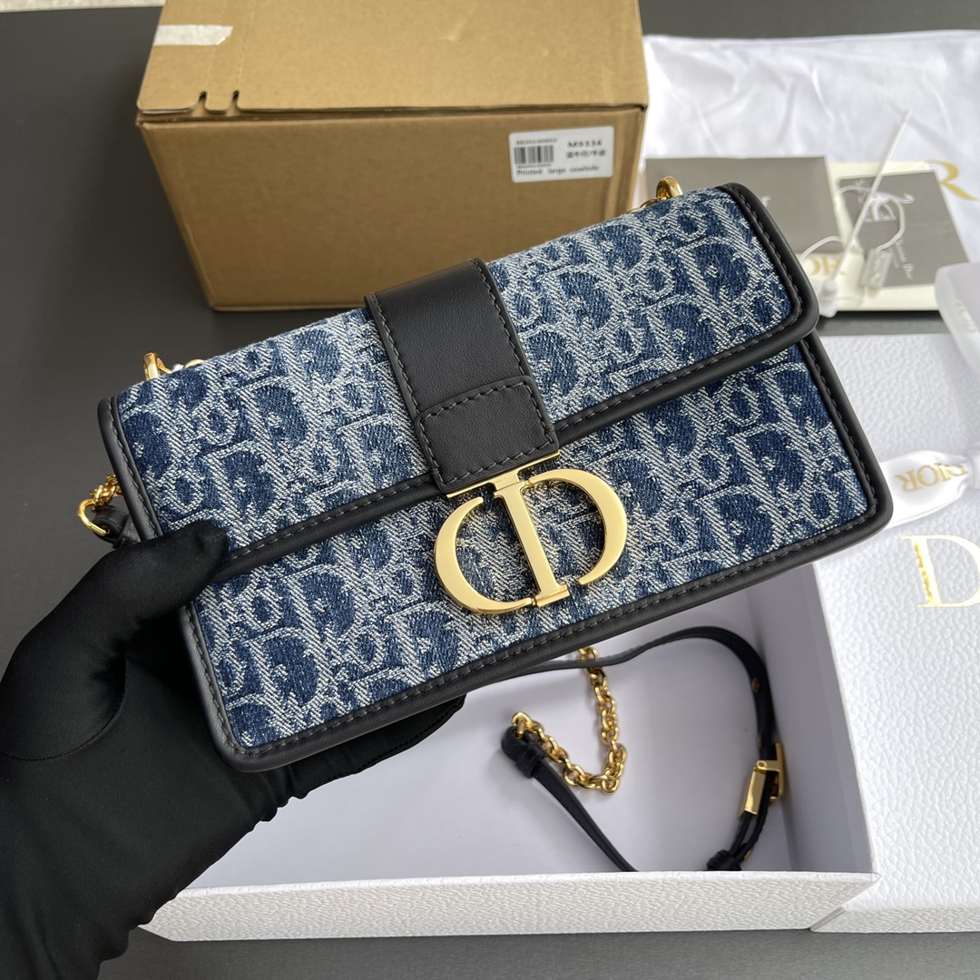 p780。【顶级高端～进口材料】30Montaigne 
这款30Montaigne East-West链条手袋采用典雅的设计，采用蓝色Denim Oblique提花面料精心制作，突显经典款的Oblique印花。搭配饰以皮革的可拆卸链条肩带，可手提,肩背或斜挎。
编号：M9334 蓝色牛仔
规格：w21×h12×d6 cm

