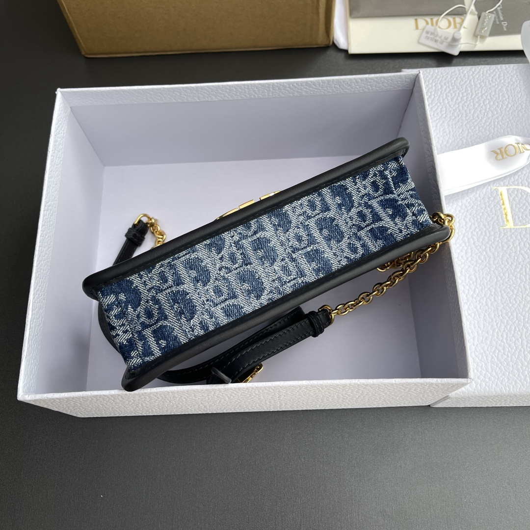 p780。【顶级高端～进口材料】30Montaigne 
这款30Montaigne East-West链条手袋采用典雅的设计，采用蓝色Denim Oblique提花面料精心制作，突显经典款的Oblique印花。搭配饰以皮革的可拆卸链条肩带，可手提,肩背或斜挎。
编号：M9334 蓝色牛仔
规格：w21×h12×d6 cm

