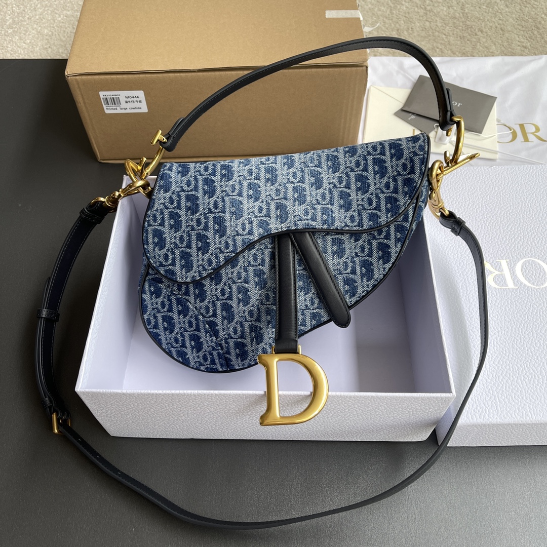 NO:180765,Genuine grade [top high-end ~ imported materials] saddle bag handbag carefully made of blue Denim Oblique printed fabric, with D-shaped hanging on both sides of stirrups paired with magnetic straps, adjustable and removable leather shoulder straps, can be carried, shoulder or crossbody. No. M0446 Blue denim specifications w25.5×h20×d6.5cm, DIOR, dior19860909正品级【顶级高端～进口材料】马鞍包手袋 采用蓝色Denim Oblique印花面料精心制作,马镫两侧D形吊饰搭配磁性饰带,搭配可调节,可拆卸的皮革肩带,可手提,肩背或斜挎. 编号M0446 蓝色牛仔 规格w25.5×h20×d6.5cm,DIOR,dior,Bag