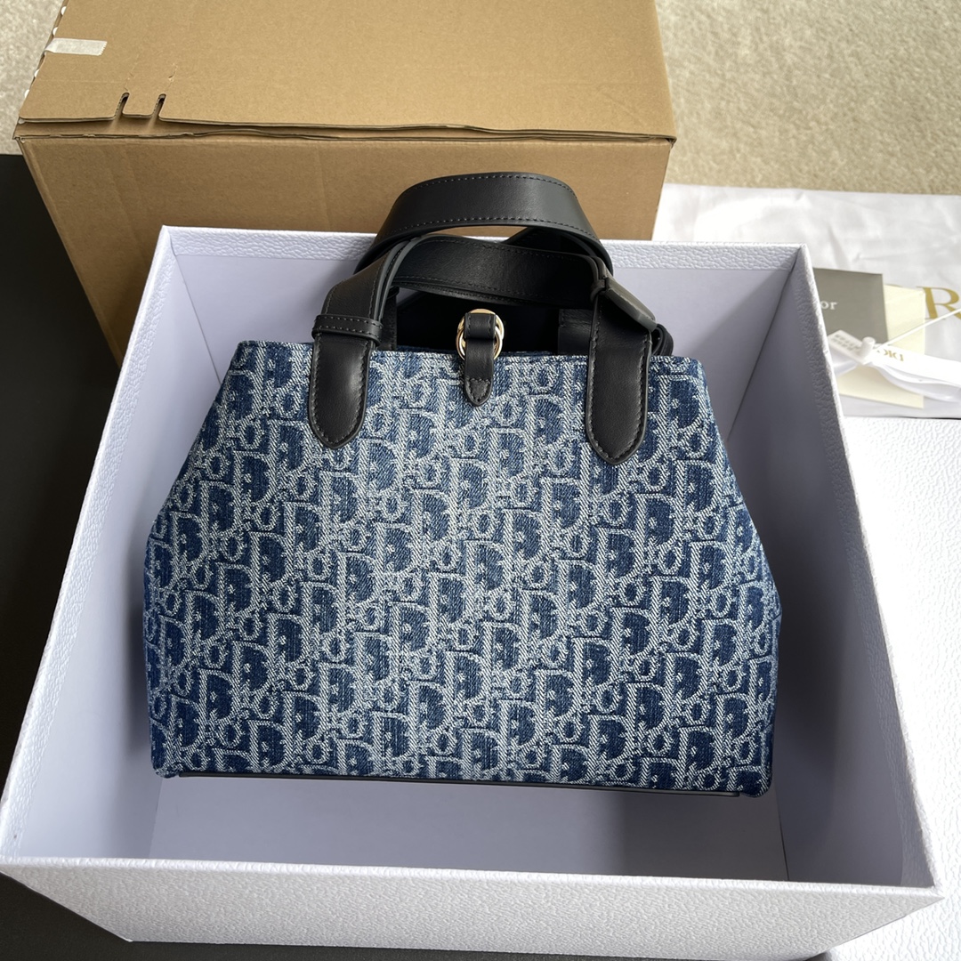 p920。【顶级高端～进口材料】
中號Toujours手袋
这款手袋采用藍色Denim提花面料精心制作，寬敝的絨面牛皮革內部隔層設有配套小袋。可收納各種日常用品，中號款式，皮革手柄帶有可調節細節，可手提或肩帶。
编号：M2821藍色牛仔
规格：w28.5×h21.5×d17cm

