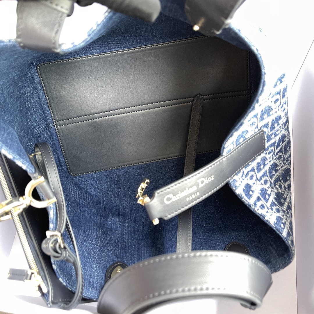 p920。【顶级高端～进口材料】
中號Toujours手袋
这款手袋采用藍色Denim提花面料精心制作，寬敝的絨面牛皮革內部隔層設有配套小袋。可收納各種日常用品，中號款式，皮革手柄帶有可調節細節，可手提或肩帶。
编号：M2821藍色牛仔
规格：w28.5×h21.5×d17cm
