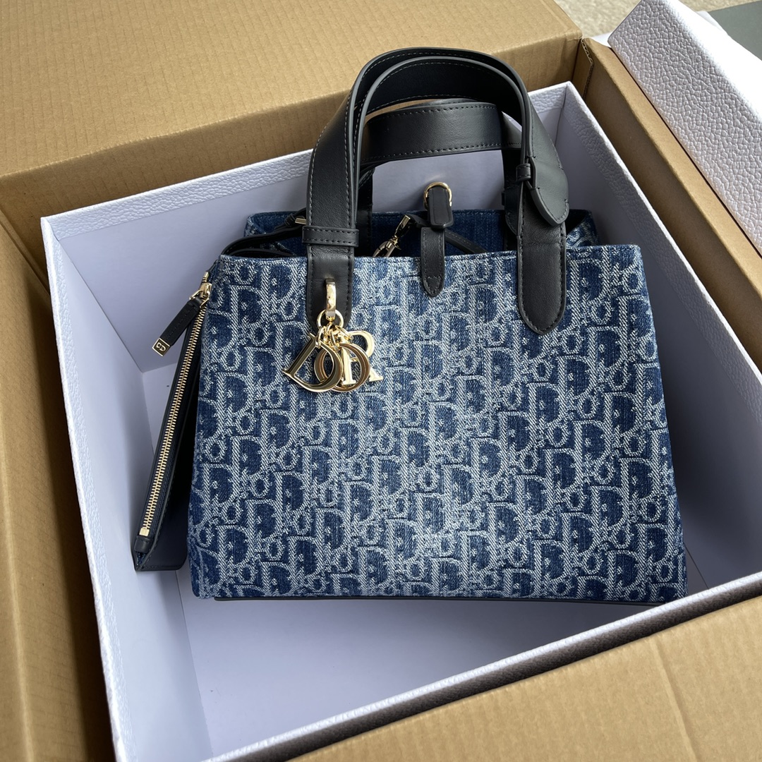 p920。【顶级高端～进口材料】
中號Toujours手袋
这款手袋采用藍色Denim提花面料精心制作，寬敝的絨面牛皮革內部隔層設有配套小袋。可收納各種日常用品，中號款式，皮革手柄帶有可調節細節，可手提或肩帶。
编号：M2821藍色牛仔
规格：w28.5×h21.5×d17cm
