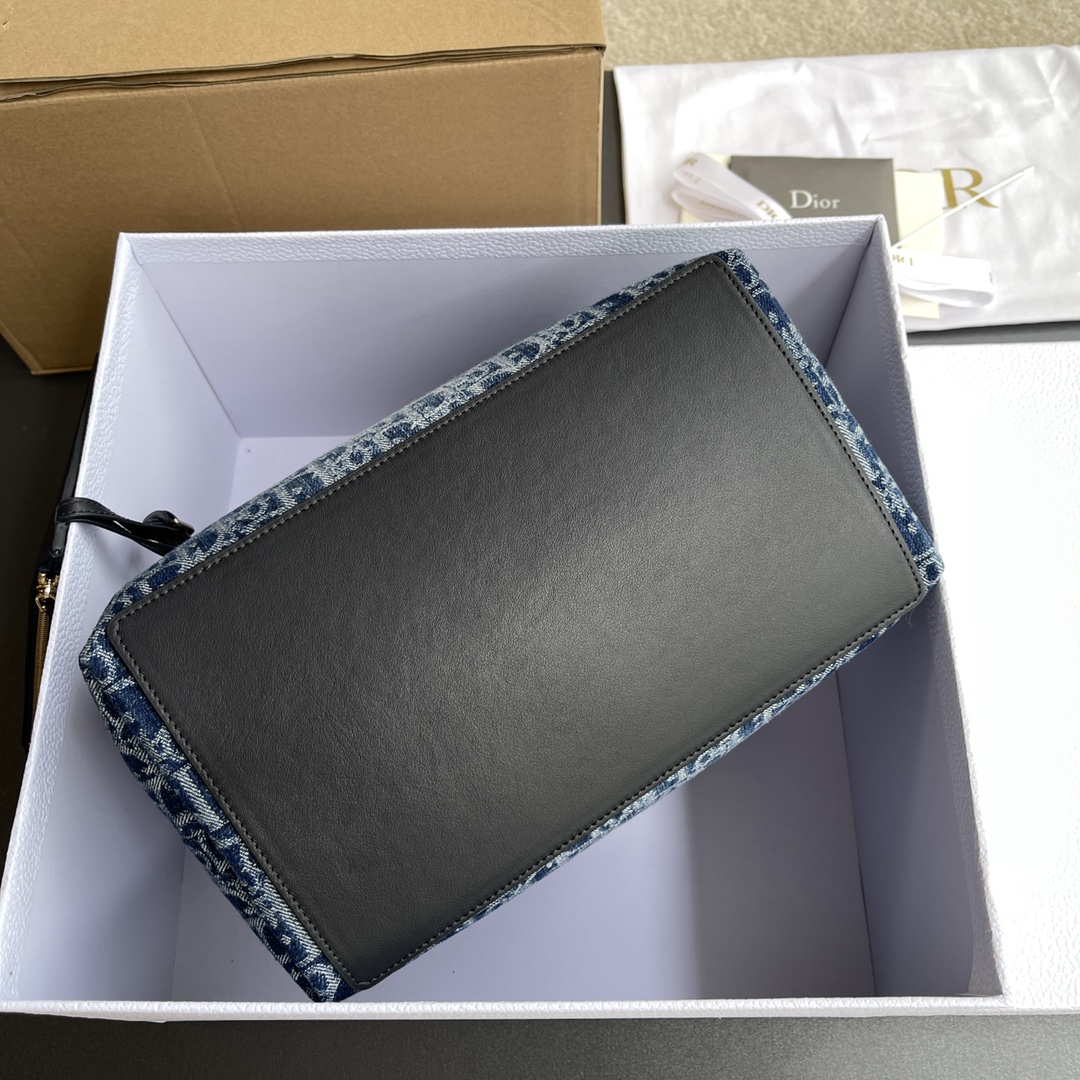 p920。【顶级高端～进口材料】
中號Toujours手袋
这款手袋采用藍色Denim提花面料精心制作，寬敝的絨面牛皮革內部隔層設有配套小袋。可收納各種日常用品，中號款式，皮革手柄帶有可調節細節，可手提或肩帶。
编号：M2821藍色牛仔
规格：w28.5×h21.5×d17cm
