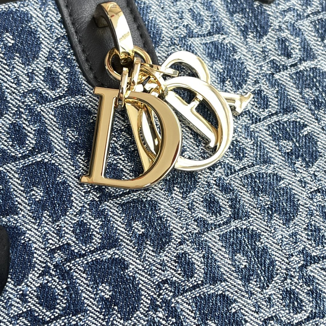 p920。【顶级高端～进口材料】
中號Toujours手袋
这款手袋采用藍色Denim提花面料精心制作，寬敝的絨面牛皮革內部隔層設有配套小袋。可收納各種日常用品，中號款式，皮革手柄帶有可調節細節，可手提或肩帶。
编号：M2821藍色牛仔
规格：w28.5×h21.5×d17cm
