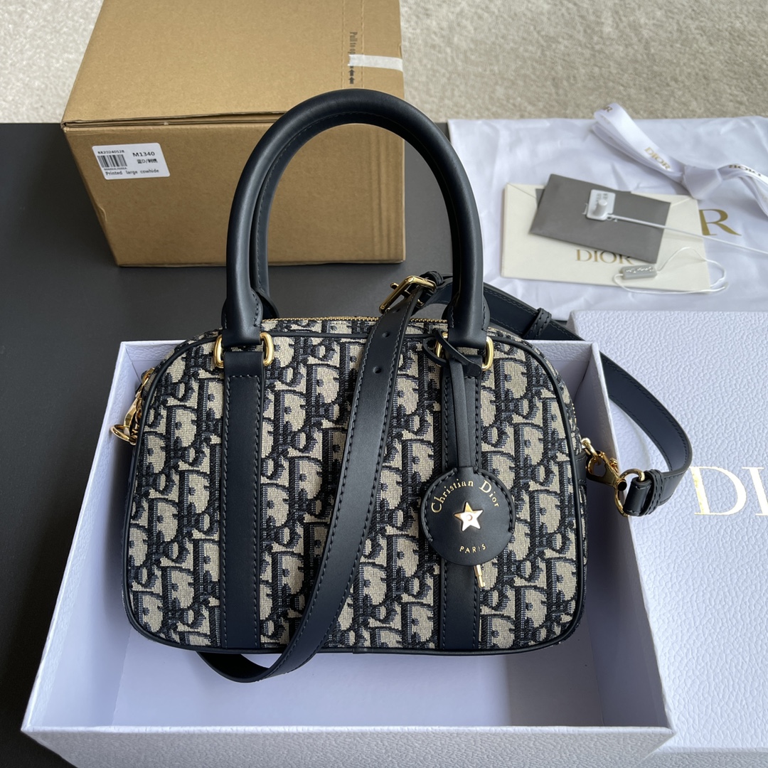 NO:180783,Genuine grade [top high-end ~ imported materials] medium-sized D-Vibe bowling bag carefully crafted from blue Oblique printed fabric, embellished with the same tone leather details, paired with a unique leather key bag, engraved with logo and embellished with gold-decorated metal stars. Paired with leather top handle and adjustable, removable leather shoulder straps, can be carried, shoulder or crossbody. Number M Blue D/Embroidery Specifications w25×h16×d9.5cm, DIOR, dior19860909正品级【顶级高端～进口材料】中號D-Vibe保齡球包 采用蓝色Oblique印花面料精心制作,點綴以同色調皮革細節,搭配別具一格的皮革鑰匙包,鐫刻以標志並點綴以金色飾面金屬星星.搭配皮革頂部手柄和可調節,可拆卸的皮革肩帶,可手提,肩背或斜挎. 编号M 蓝D/刺绣 规格w25×h16×d9.5cm,DIOR,dior,Bag