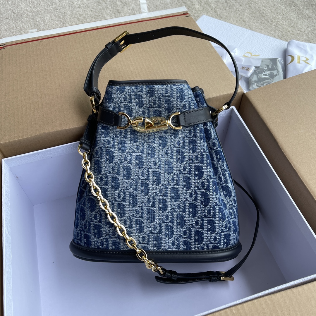 NO:180979,Genuine grade [top high-end ~ imported materials] Amber chain bucket bag This 30Montaigne chain bucket bag handbag is elegantly designed and carefully crafted from blue Denim jacquard fabric to highlight the classic Oblique print. It is paired with leather removable chain shoulder straps, which can be carried, shoulder or crossbody. No. M2271 Blue Denim Specifications w24.5×h25×d11cm, DIOR, manolo blahnik, dior19860909正品级【顶级高端～进口材料】Amber 链条水桶包 这款30Montaigne 链条水桶包手袋采用典雅的设计,采用蓝色Denim 提花面料精心制作,突显经典款的Oblique印花.搭配饰以皮革的可拆卸链条肩带,可手提,肩背或斜挎. 编号M2271 蓝牛仔 规格w24.5×h25×d11cm,DIOR,manolo blahnik,dior,Bag