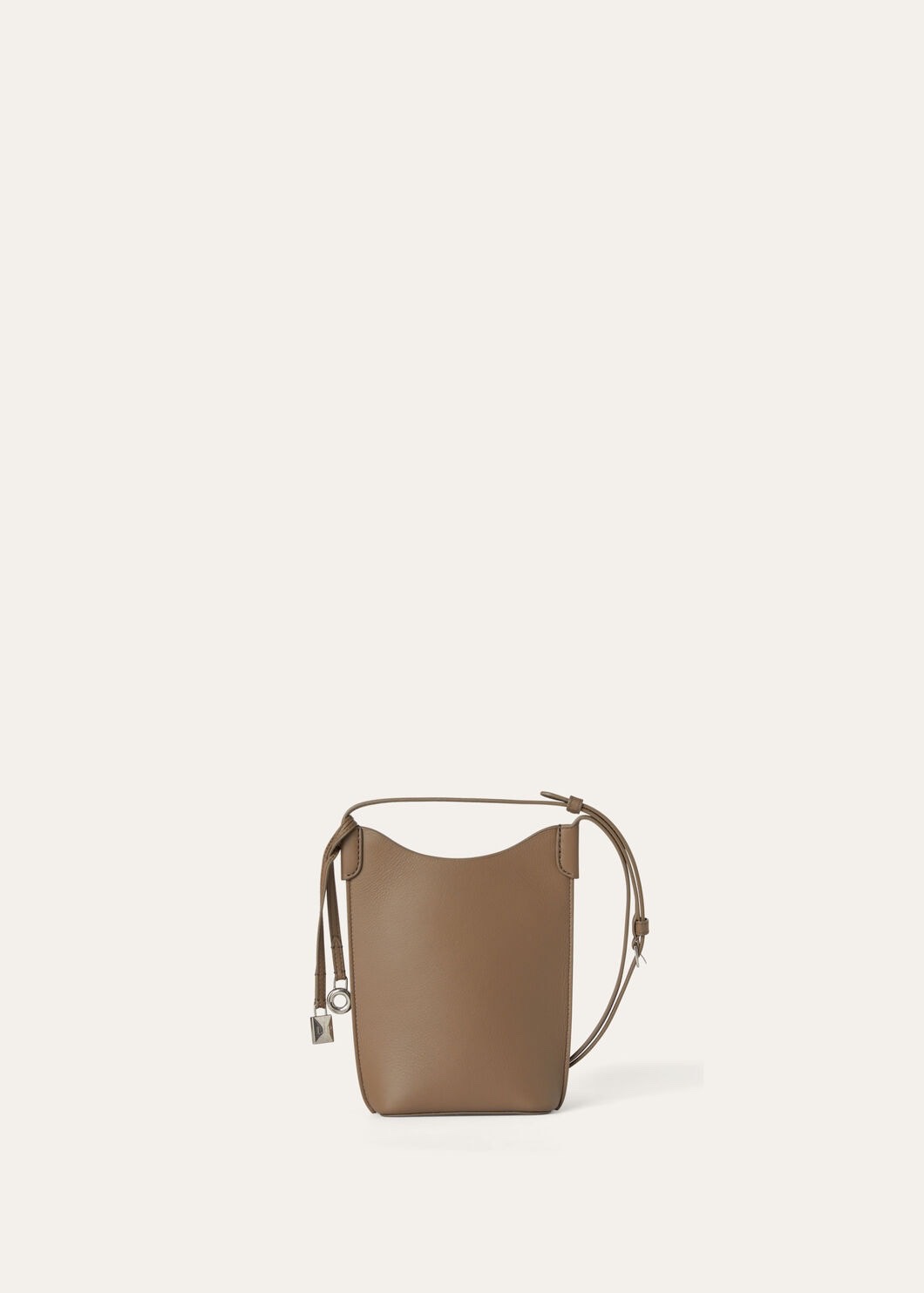 NO:180991,~ (Not available for packaging) Extra Pocket Bale mobile phone bag #warm beige [imported original leather   pure steel hardware] Calfskin body material ~ cowhide lining # Accessories are like signs on canvas, outlining the artistic world in our hearts. This mobile phone bag draws inspiration from the woven handle of the Bale handbag, and uses soft lychee pattern beef leather to build a portable crossbody design. The back is cleverly equipped with a card compartment and crossbody shoulder strap. Height 20cm*width 15cm*deep 4cmcalf/item number: FAN9881,LP Mani, balenciaga, loro piana, cowhide19860909～ (不配包装) Extra Pocket Bale手機包#暖米色【进口原厂皮 纯钢五金】 小牛皮主体材质~牛皮里料# 配飾如同畫佈上的簽觸,勾勒出我們內心的藝術世界.此款手機包從Bale手袋的編織提手中汲取靈感,采用軟荔枝紋牛革構築便攜隨行的斜挎設計,背面巧妙設有卡片隔層.斜挎肩帶. 高度20cm*宽度15cm*深度4cm 小牛皮/货号:FAN9881,LP 玛尼,balenciaga,loro piana,cowhide,Bag