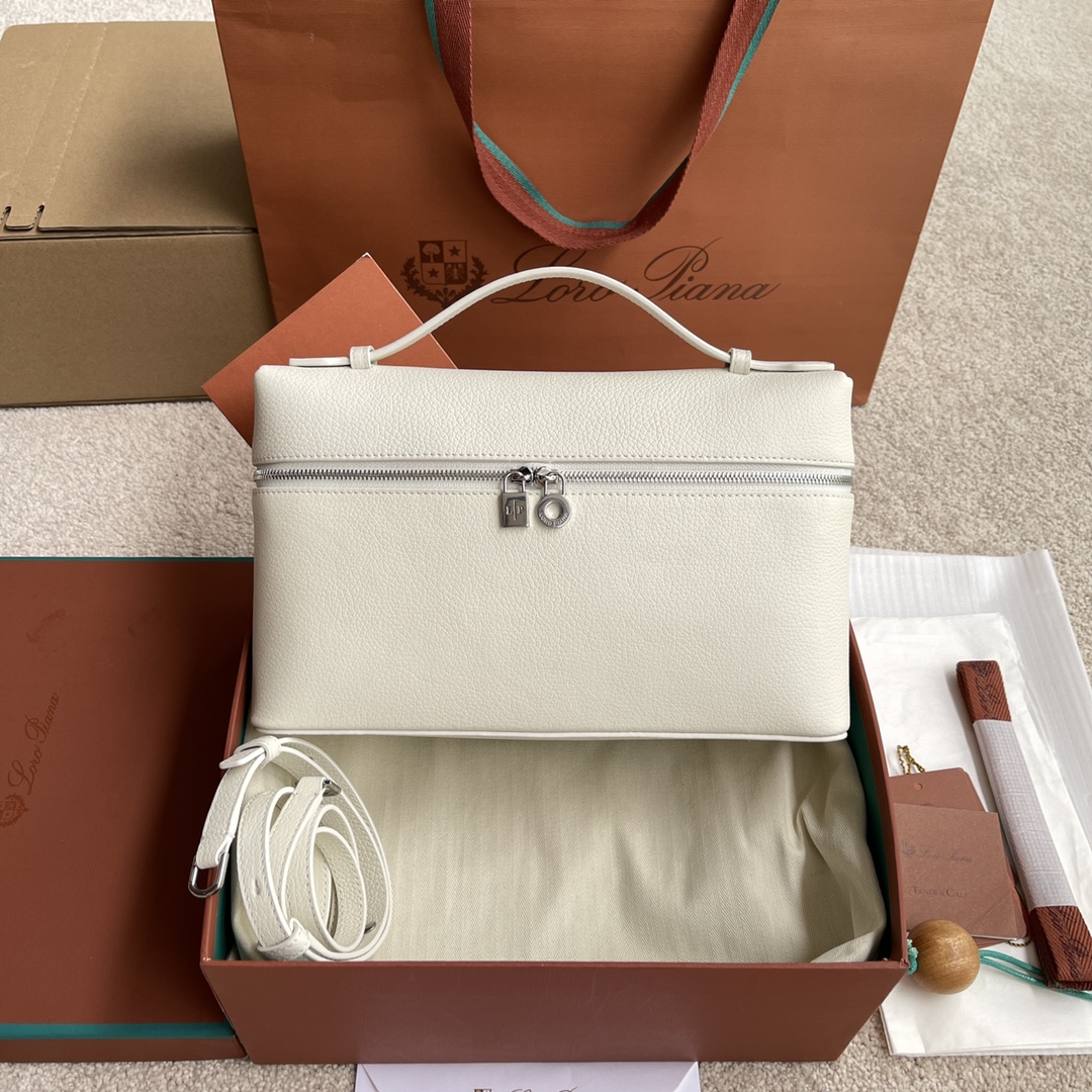NO:205648,~(Not suitable for packaging) L lunch box bag #hand crossbody bag # tender white [imported original leather   pure steel silver hardware] Calfskin body material ~ sheepskin lining # The wide opening bag is made of butter-like calf leather. It comes with removable shoulder straps, and the matching shoulder straps and compact design highlight the practical and versatile characteristics, which is an ideal choice for daily creation of lively temperament. Bidirectional zipper opening. Height 16cm*width 27cm*deep 10cmcalf/item: FAI 4043, LP, loro piana, satchels, crossbody bags, cowhide, sheepskin19860909～(不配包装) L 饭盒包#手拿斜挎包#嫩白色【进口原厂皮 纯钢银色五金】 小牛皮主体材质~羊皮里料# 宽开口小袋采用如黄油般柔软的小牛皮打造.随附可拆卸肩带,搭配的肩带与小巧设计凸显实用百搭特色,是日常打造活泼气质的理想选择.双向拉链开口.高度16cm*宽度27cm*深度10cm 小牛皮/货号:FAI 4043,LP,loro piana,satchels,crossbody bags,cowhide,sheepskin,Bag