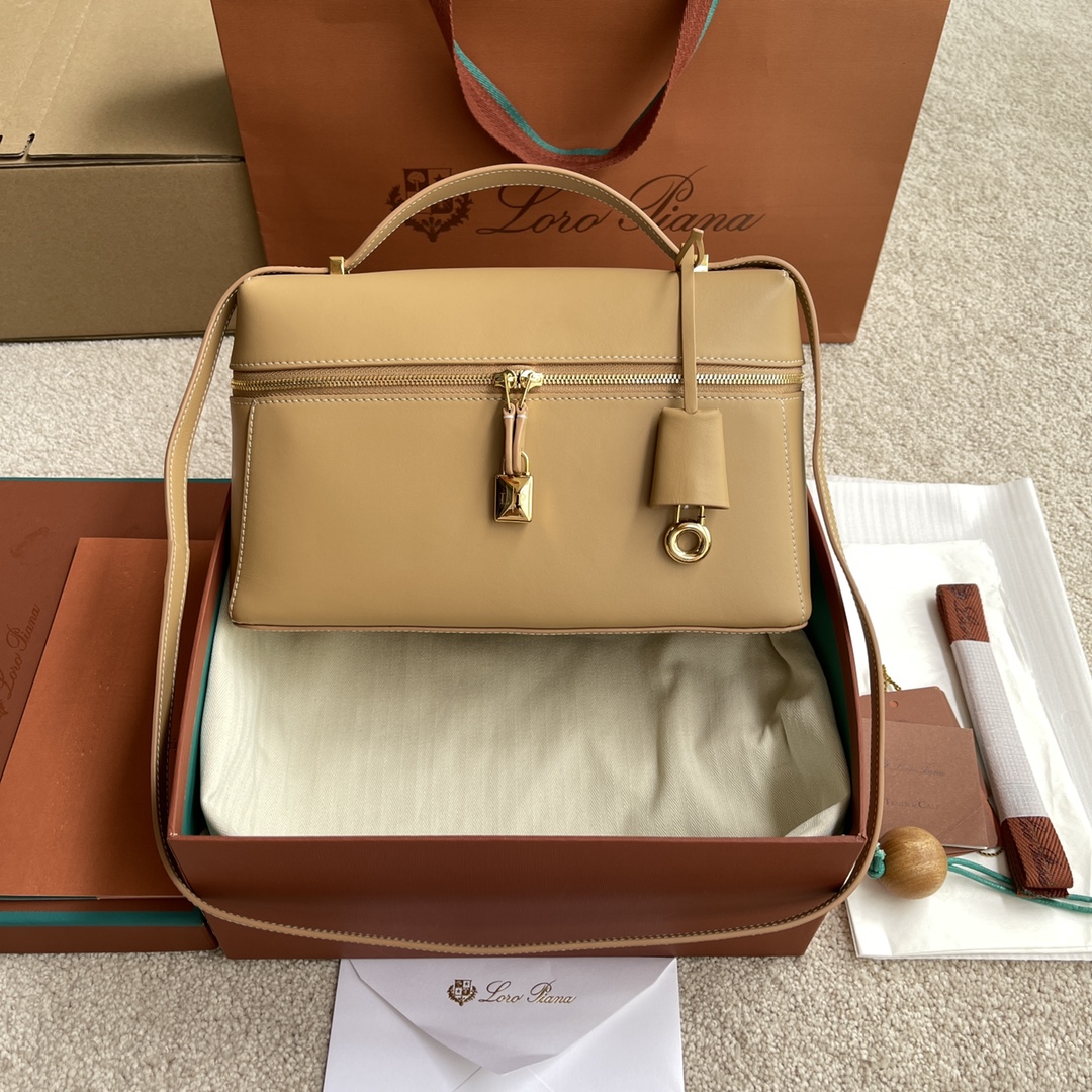 NO:182577,(Not available for packaging) Extra quality Loro Piana new Extra Bag L27# plain milk tea color [imported original leather   pure steel gold hardware] wide opening small bag, double zipper opening, can create a versatile bag, small inner bag, button opening and closing, brand-specific lock head, leather label hanging decoration, padlock head. The newly designed pendant adds the finishing touch to your look in elegance and femininity. Height 16*Width 27*Depth 10cm Calfskin/Element No. FAN plain 3462,LP Mani, loro pigana, loro pigana, cowhide19860909(不配包装)特级品质 Loro Piana新款Extra Bag L27#平纹奶茶色【进口原厂皮 纯钢金色五金】宽开口小袋,双拉链开口,可打造出百搭包包,内配小内袋,按钮开合,配品牌专用锁头,皮牌挂饰,可挂锁头. 新设计的吊坠,更在优雅与女人味中为您的造型加上点睛之笔.高度16*宽度27*深度10cm 小牛皮/货号FAN平纹3462,LP 玛尼,loro piana,loro piana,cowhide,Bag