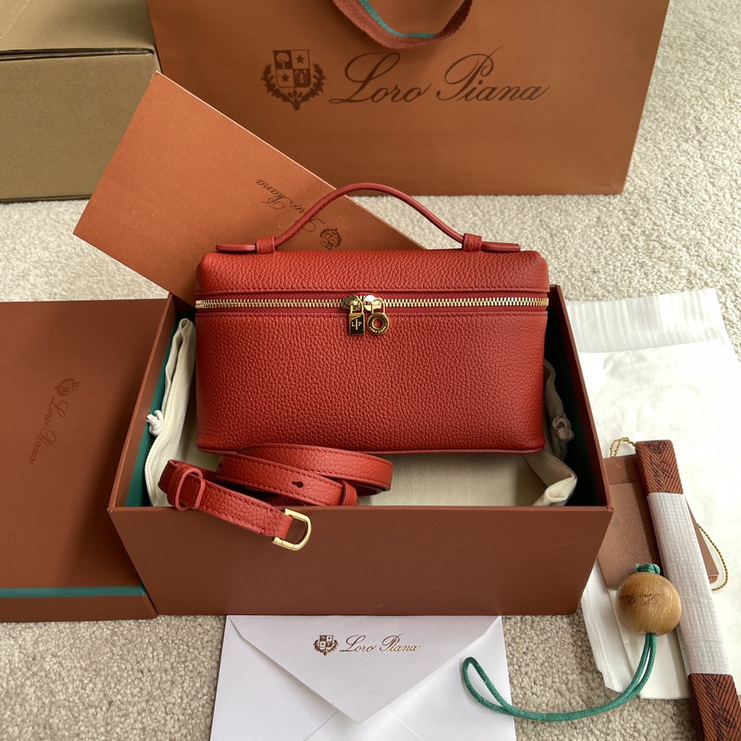 NO:182602,~(Not available for packaging) LP 19# lunch box bag # hand-held crossbody bag # bright orange/gold buckle [imported original leather   pure steel gold hardware] calfskin body material ~ sheepskin lining# This Extra Pocket clutch bag combines classic style and simple design, with a large opening structure functional design, which is a good choice for vibrant modern women to carry daily necessities. A versatile accessories are very suitable for gifts for your own use, and a two-way zipper opening and closing embellishment of metal pendant. Height 11cm* width 19cm* depth 6.5cm. Calfskin/item number: FAI, LP Mani, loro piana, satchels, crossbody bags, handbag, cowhide, sheepskin19860909～(不配包装) LP 19#饭盒包#手拿斜挎包#亮橘/金扣【进口原厂皮 纯钢金色五金】 小牛皮主体材质~羊皮里料# 这款Extra Pocket 手拿包经典风格与简约设计组合合体,大开口结构的功能设计,是充满活力的现代女性携带日常用品的上好选择.百搭的配饰,无论送礼自用都十分合适,双向拉链开合点缀金属吊坠. 高度11cm*宽度19cm*深度6.5cm. 小牛皮/货号:FAI,LP 玛尼,loro piana,satchels,crossbody bags,handbag,cowhide,sheepskin,Bag