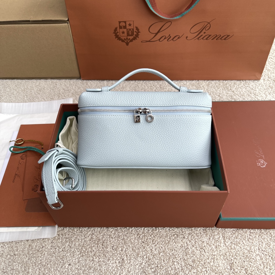 NO:182581,~(Not packaged) LP 19# lunch box bag # hand-held crossbody bag # light blue/silver [imported original leather   pure steel gold hardware] Calfskin body material ~ sheepskin lining# This Extra Pocket clutch is a combination of classic style and simple design, with a large opening structure functional design, which is a good choice for vibrant modern women to carry daily necessities. A versatile accessories are very suitable for gifts for your own use, and a two-way zipper opening and closing embellishment of metal pendant. Height 11cm* width 19cm* depth 6.5cm. Calfskin/item number: FAI, LP Mani, loro piana, satchels, crossbody bags, handbag, cowhide, sheepskin19860909～(不配包装) LP 19#饭盒包#手拿斜挎包#浅蓝/银【进口原厂皮 纯钢金色五金】 小牛皮主体材质~羊皮里料# 这款Extra Pocket 手拿包经典风格与简约设计组合合体,大开口结构的功能设计,是充满活力的现代女性携带日常用品的上好选择.百搭的配饰,无论送礼自用都十分合适,双向拉链开合点缀金属吊坠. 高度11cm*宽度19cm*深度6.5cm. 小牛皮/货号:FAI,LP 玛尼,loro piana,satchels,crossbody bags,handbag,cowhide,sheepskin,Bag