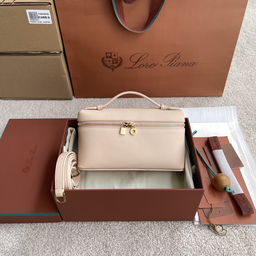 NO:205676,~(not suitable for packaging) LP 119# lunch box bag # hand-held crossbody bag # cream honey/gold [imported original leather   pure steel gold hardware] calfskin body material ~ sheepskin lining# This Extra Pocket clutch is a combination of classic style and simple design, with a large opening structure functional design, which is a good choice for vibrant modern women to carry daily necessities. A versatile accessories are very suitable for gifts for your own use, and a two-way zipper opening and closing embellishment of metal pendant. Height 11cm* width 19cm* depth 6.5cm. Calfskin/item number: FAI, LP, loro piana, satchels, crossbody bags, handbag, cowhide, sheepskin19860909～(不配包装) LP 119#饭盒包#手拿斜挎包#奶油蜂蜜/金【进口原厂皮 纯钢金色五金】 小牛皮主体材质~羊皮里料# 这款Extra Pocket 手拿包经典风格与简约设计组合合体,大开口结构的功能设计,是充满活力的现代女性携带日常用品的上好选择.百搭的配饰,无论送礼自用都十分合适,双向拉链开合点缀金属吊坠. 高度11cm*宽度19cm*深度6.5cm. 小牛皮/货号:FAI,LP,loro piana,satchels,crossbody bags,handbag,cowhide,sheepskin,Bag