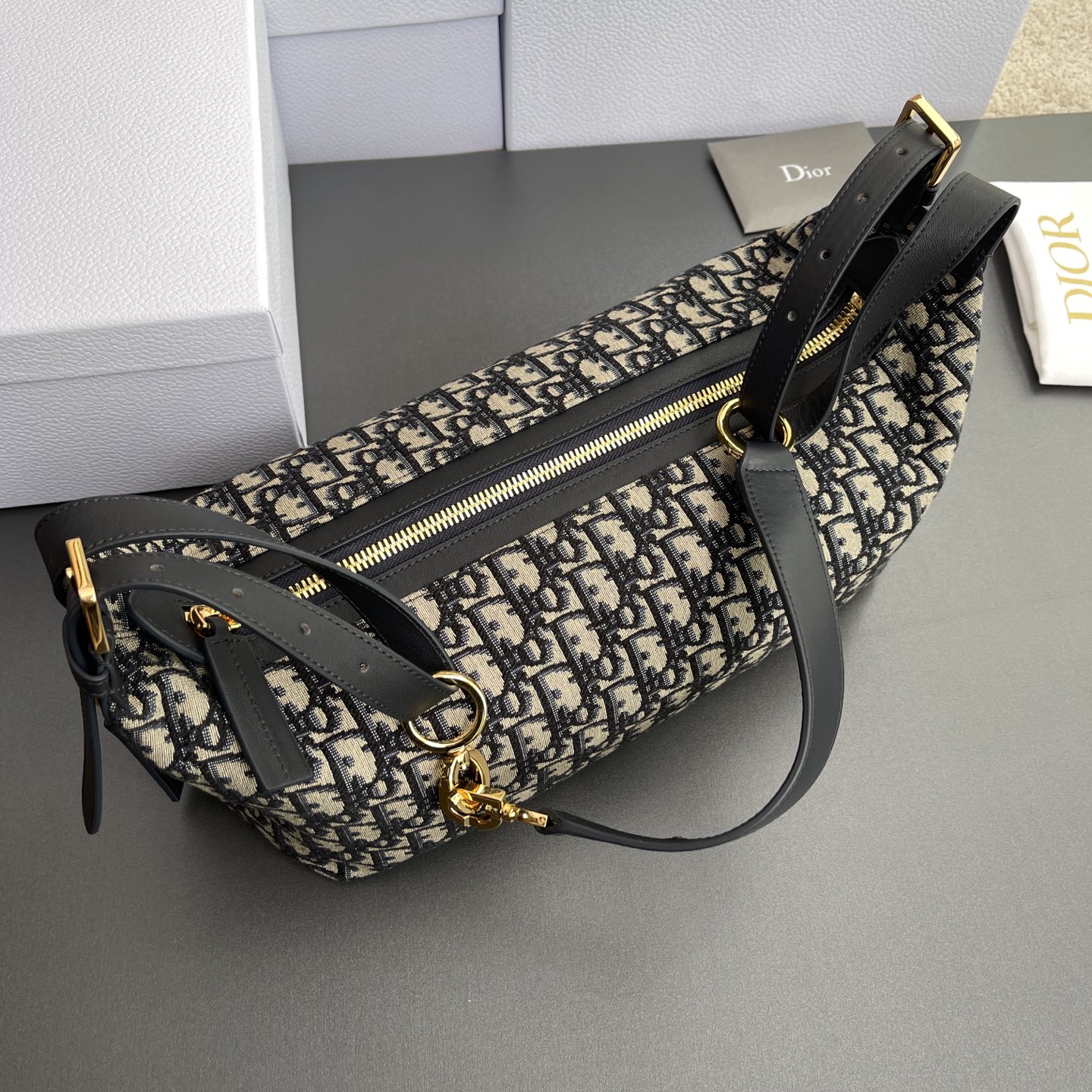 p900。【顶级高端～进口材料】D-Journey中号手袋
这款手袋质地柔软，以摩登设计全新演绎水饺包廓形。采用Oblique印花面料精心制作，圆角翻盖典线精致，主隔层内设有一个拉链口袋，两个侧面装饰性口袋搭配大号皮革拉链头。中号款式，搭配可调节皮革顶部手柄和皮革扁带，可手提，肩带或斜挎，是日常造型货理想之选。
编号：M2417  蓝D/刺绣
规格：w33×h116×d15cm
