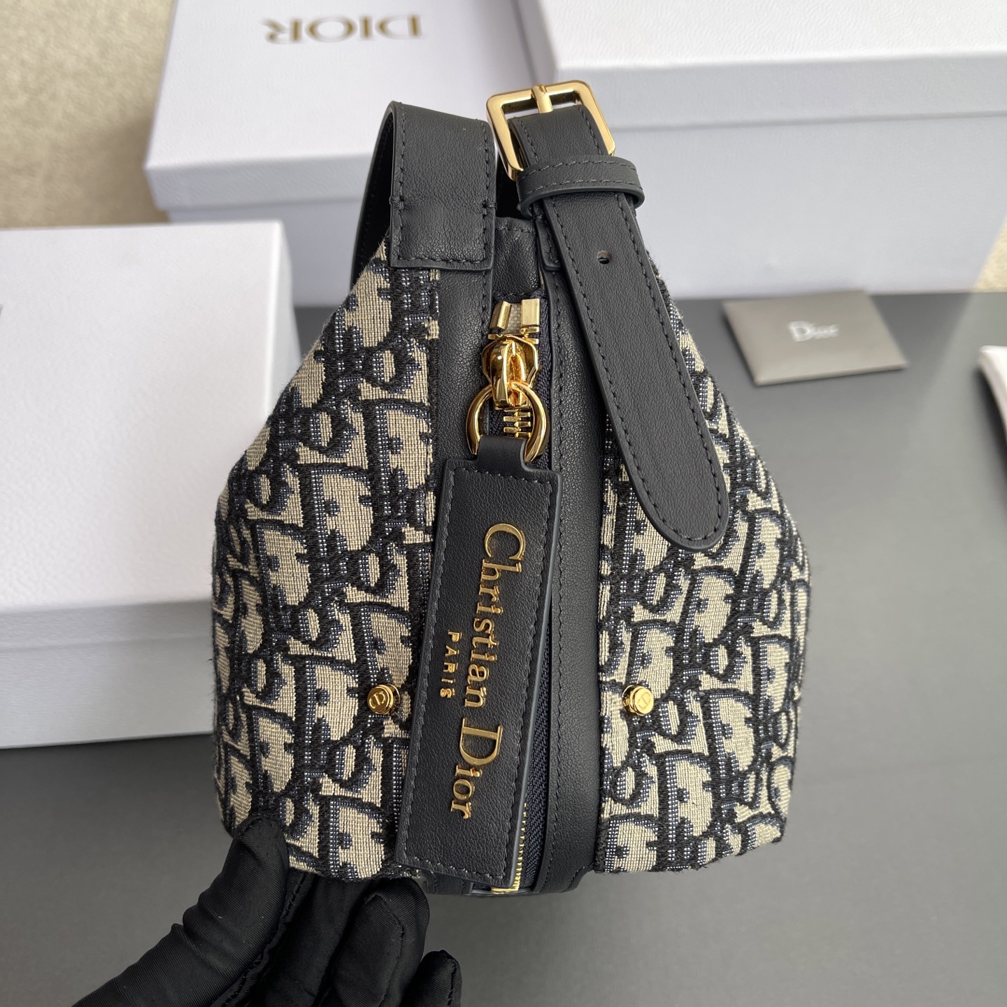 p900。【顶级高端～进口材料】D-Journey中号手袋
这款手袋质地柔软，以摩登设计全新演绎水饺包廓形。采用Oblique印花面料精心制作，圆角翻盖典线精致，主隔层内设有一个拉链口袋，两个侧面装饰性口袋搭配大号皮革拉链头。中号款式，搭配可调节皮革顶部手柄和皮革扁带，可手提，肩带或斜挎，是日常造型货理想之选。
编号：M2417  蓝D/刺绣
规格：w33×h116×d15cm
