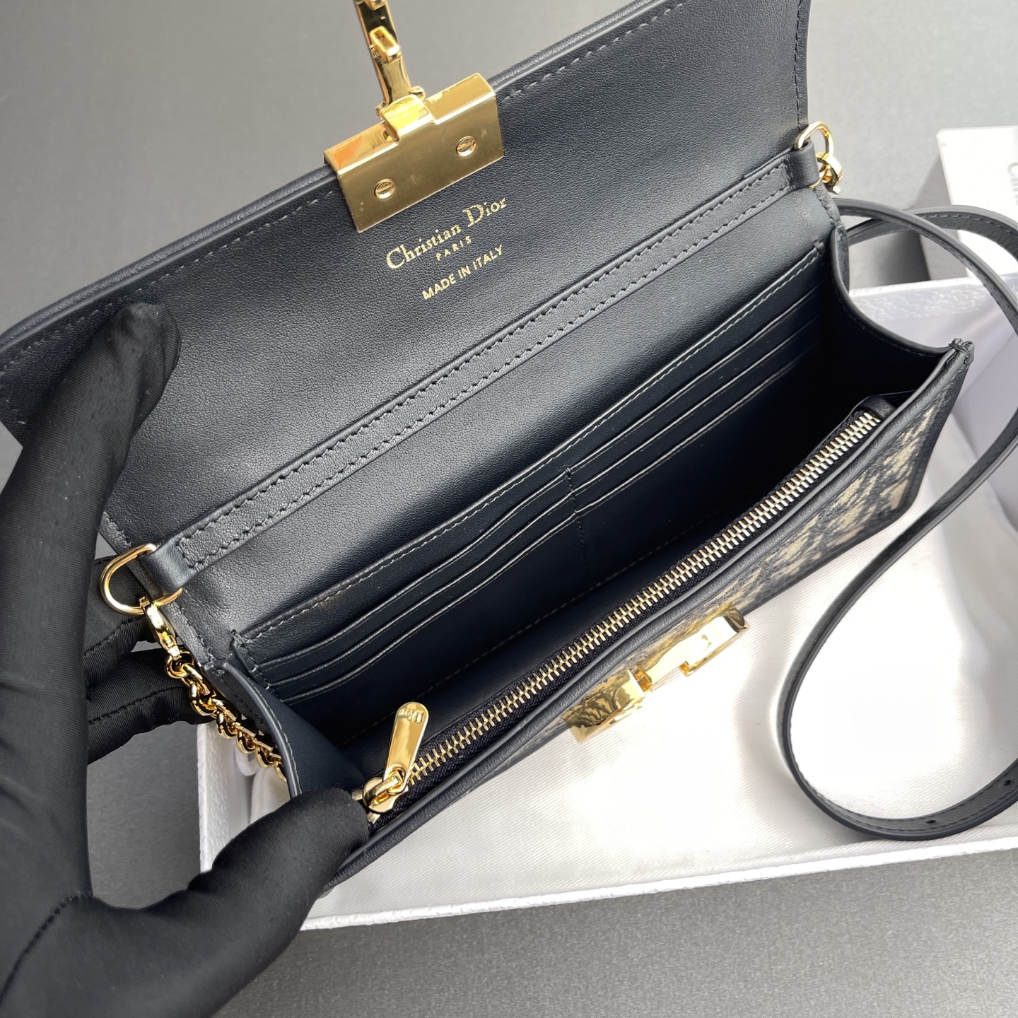 【顶级高端～进口材料】Miss Montaigne 
这款Miss Montaigne 迷你链条手袋兼用