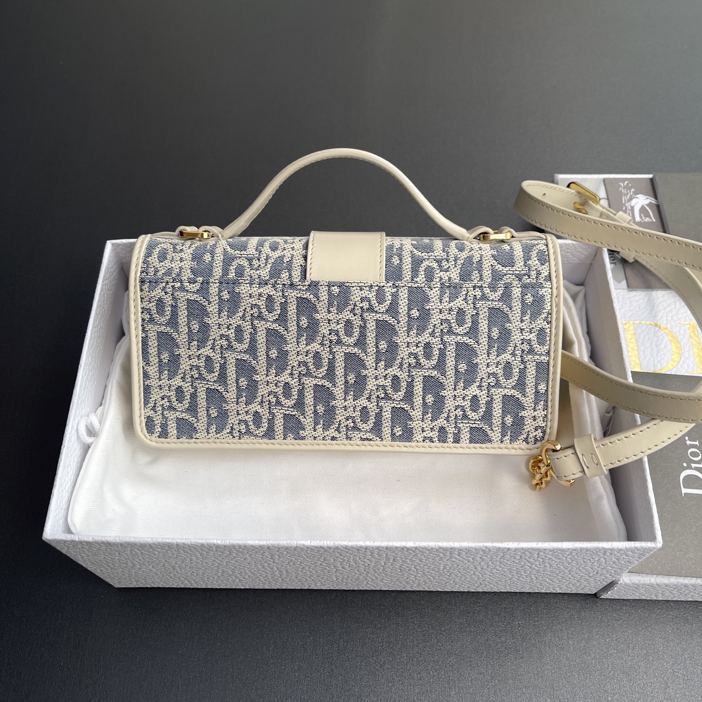 【顶级高端～进口材料】Miss Montaigne 
这款Miss Montaigne 迷你链条手袋兼用