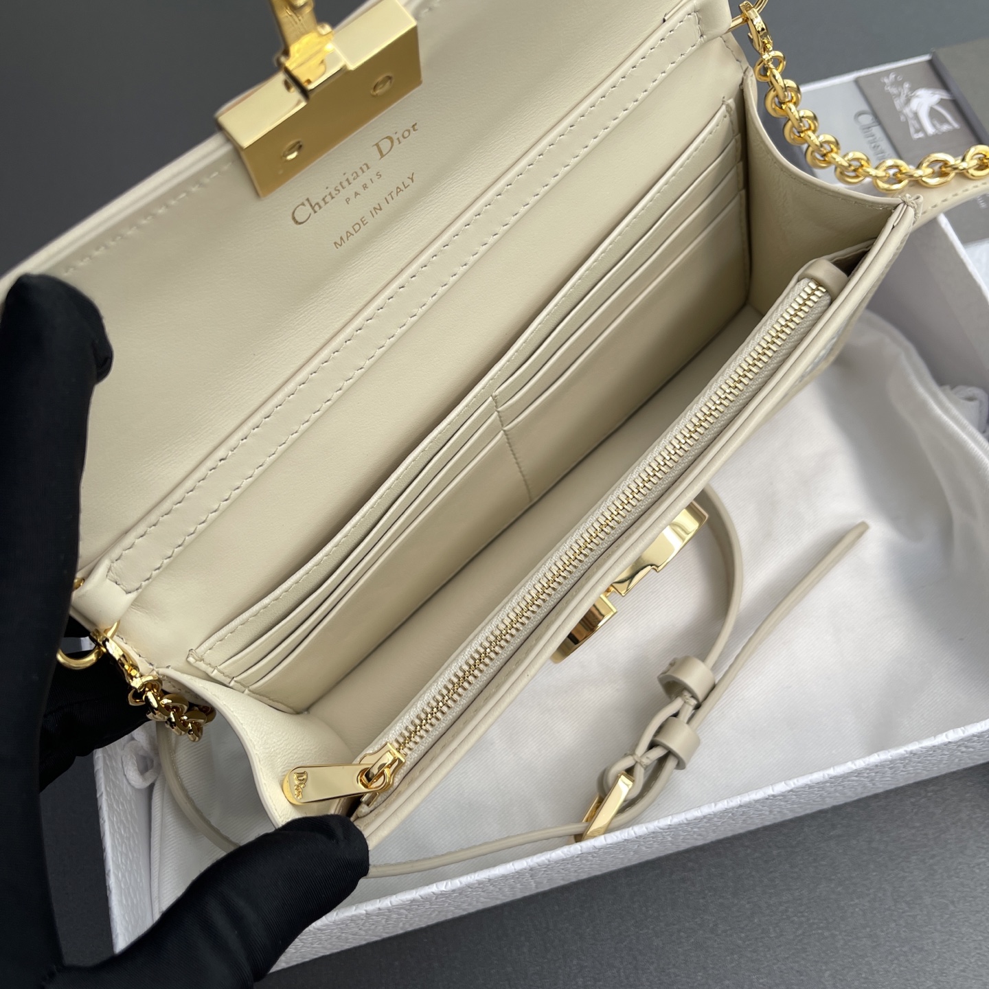 【顶级高端～进口材料】Miss Montaigne 
这款Miss Montaigne 迷你链条手袋兼用