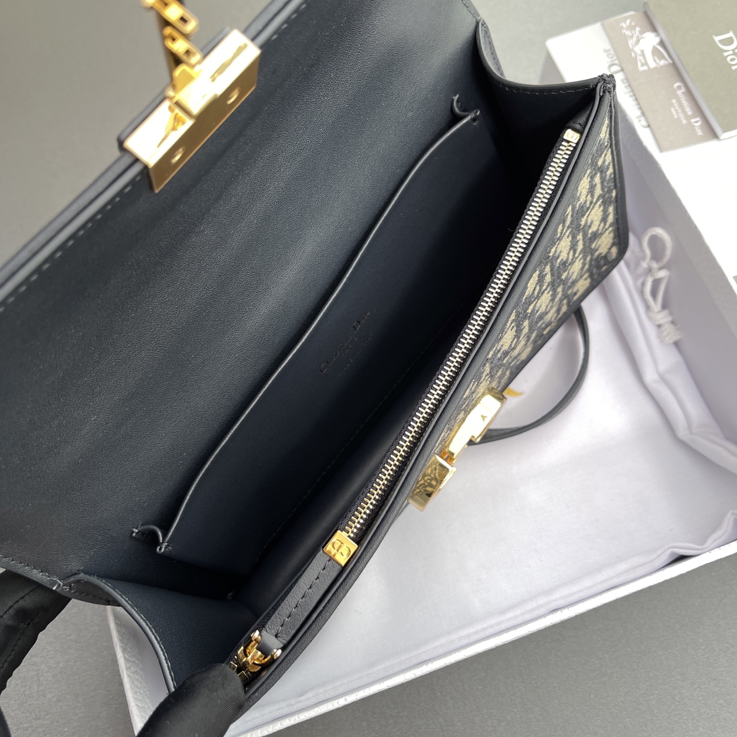 【顶级高端～进口材料】30Montaigne 
这款30Montaigne ToP Handle手袋采用