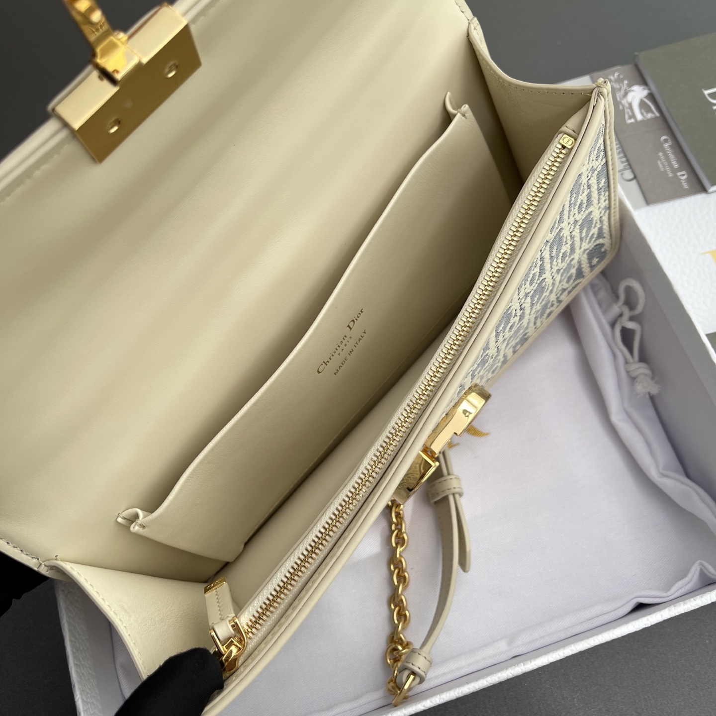 【顶级高端～进口材料】30Montaigne 
这款30Montaigne ToP Handle手袋采用