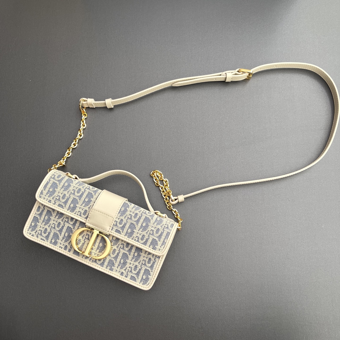 【顶级高端～进口材料】
Miss Montaigne 迷你链条手袋

编号：M2356 海盐蓝/浅米
规