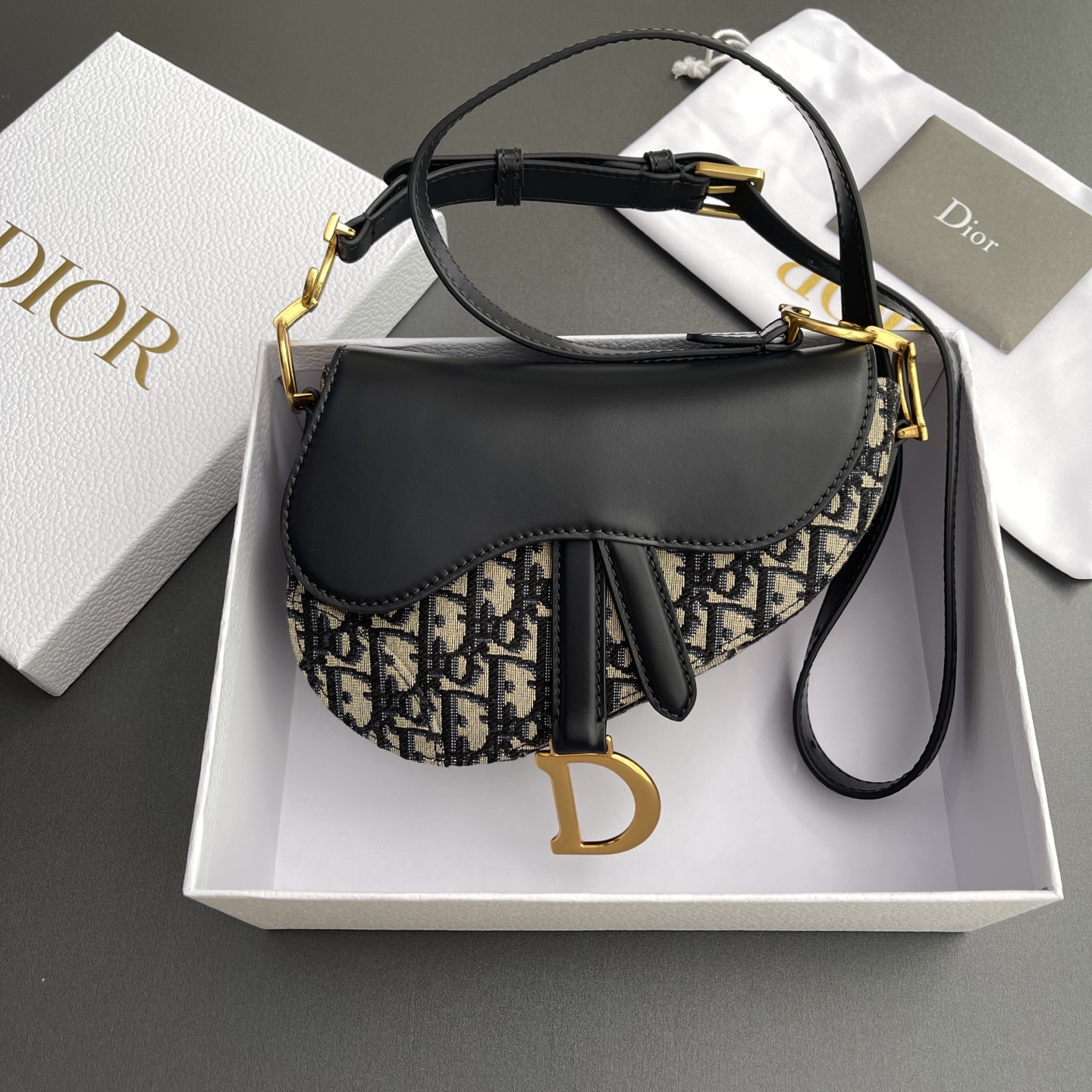 NO:338336,【Top high-end ~ Imported Materials】Mini saddle bag Handbag This Soft Saddle Bag is made of soft version. It is carefully crafted from blue Oblique printed fabric. The D-shaped hanging on both sides of the stirrup are paired with magnetic straps, and is paired with adjustable and removable leather shoulder straps, which can be shoulder-back or crossbody. Number M Blue D/Embroidery Specifications w20×h14×d6cm, DIOR, dior19860909【 顶级高端～进口材料】迷你马鞍包手袋 这款Soft Saddle马鞍包,打造柔软的版本.采用蓝色Oblique印花面料精心制作,马镫两侧D形吊饰搭配磁性饰带,搭配可调节,可拆卸的皮革肩带,可肩背或斜挎. 编号M 蓝D/刺绣 规格w20×h14×d6cm,DIOR,dior,Bag