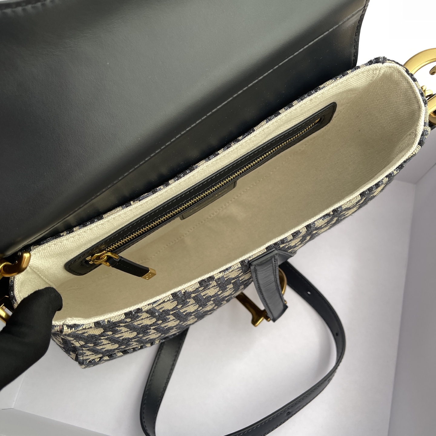 p750。【顶级高端～进口材料】中号马鞍包手袋
这款Soft Saddle马鞍包，打造柔软的版本。采用蓝色Oblique印花面料精心制作，马镫两侧D形吊饰搭配磁性饰带，搭配可调节，可拆卸的皮革肩带，可肩背或斜挎。
编号：M0466  蓝D/刺绣
规格：w24×h20×d7cm
