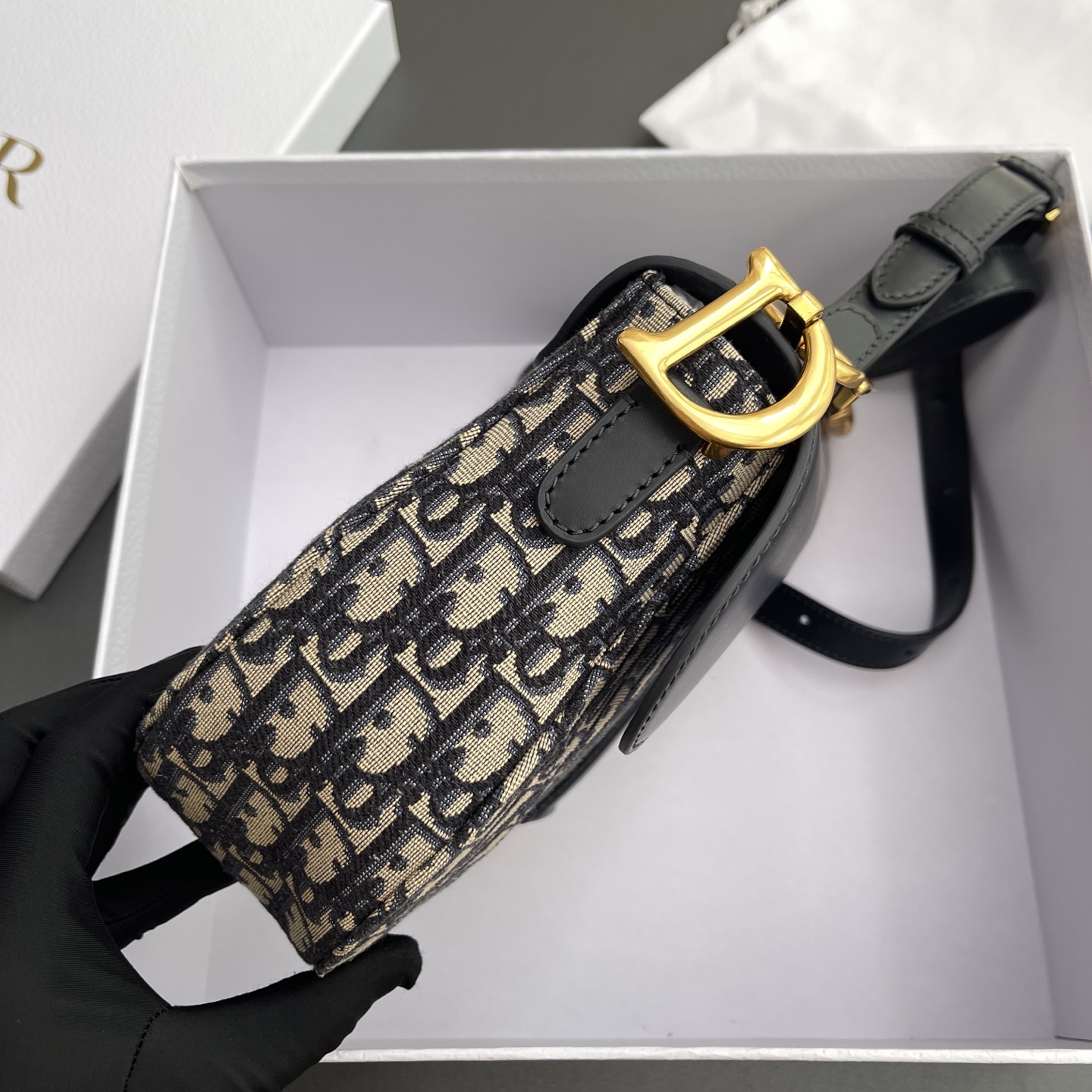 p750。【顶级高端～进口材料】中号马鞍包手袋
这款Soft Saddle马鞍包，打造柔软的版本。采用蓝色Oblique印花面料精心制作，马镫两侧D形吊饰搭配磁性饰带，搭配可调节，可拆卸的皮革肩带，可肩背或斜挎。
编号：M0466  蓝D/刺绣
规格：w24×h20×d7cm
