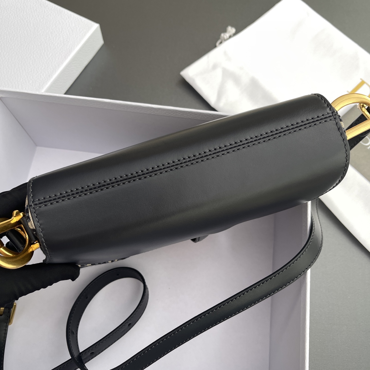 p750。【顶级高端～进口材料】中号马鞍包手袋
这款Soft Saddle马鞍包，打造柔软的版本。采用蓝色Oblique印花面料精心制作，马镫两侧D形吊饰搭配磁性饰带，搭配可调节，可拆卸的皮革肩带，可肩背或斜挎。
编号：M0466  蓝D/刺绣
规格：w24×h20×d7cm
