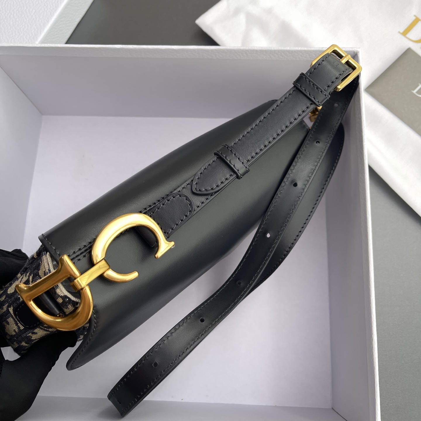 p750。【顶级高端～进口材料】中号马鞍包手袋
这款Soft Saddle马鞍包，打造柔软的版本。采用蓝色Oblique印花面料精心制作，马镫两侧D形吊饰搭配磁性饰带，搭配可调节，可拆卸的皮革肩带，可肩背或斜挎。
编号：M0466  蓝D/刺绣
规格：w24×h20×d7cm
