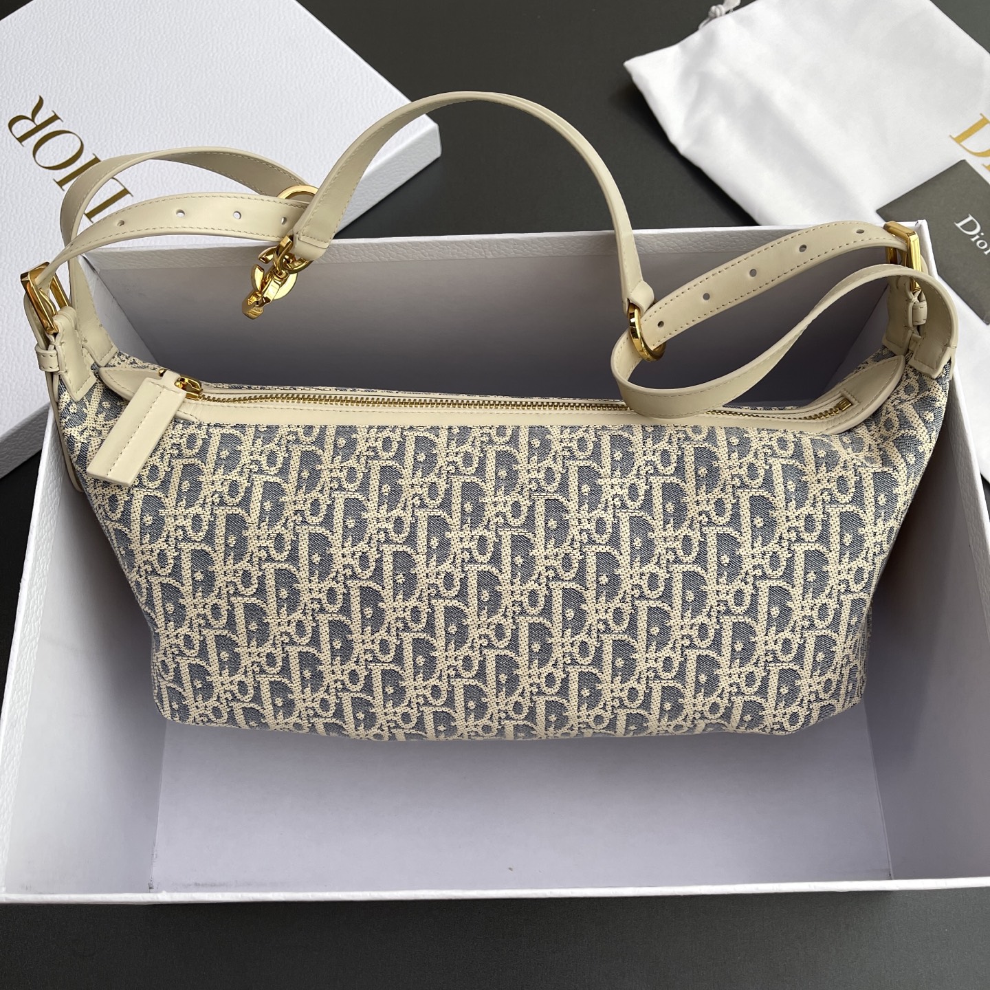 NO:338301,【Top high-end ~ Imported materials】D-Journey medium handbag This handbag is soft in texture and a new interpretation of the dumpling silhouette with a modern design. The light biscuit-colored smooth cowhide leather and blue checkered cloth are elegantly combined, and the light cotton denim is decorated with durable raffia thread embroidery to highlight the Oblique print. The rounded flip is exquisite in classic thread, with a zipper pocket in the main compartment, and two decorative pockets on the side are paired with large leather zipper heads. Small style, paired with adjustable leather top handle and leather strap, can be carried, shoulder strap or crossbody, which is ideal for daily styling. No. M2417 Sea Salt Blue Specifications w33×h16×15cm, DIOR, dior, cowhide19860909【 顶级高端～进口材料】D-Journey中号手袋 这款手袋质地柔软,以摩登设计全新演绎水饺包廓形.将浅饼干色光滑牛皮革与蓝色格纹布优雅结合,轻盈的棉质牛仔布饰以耐久的酒椰草线刺绣,突显Oblique印花.圆角翻盖典线精致,主隔层内设有一个拉链口袋,两个侧面装饰性口袋搭配大号皮革拉链头.小号款式,搭配可调节皮革顶部手柄和皮革扁带,可手提,肩带或斜挎,是日常造型货理想之选. 编号M2417 海盐蓝 规格w33×h16×15cm,DIOR,dior,cowhide,Bag