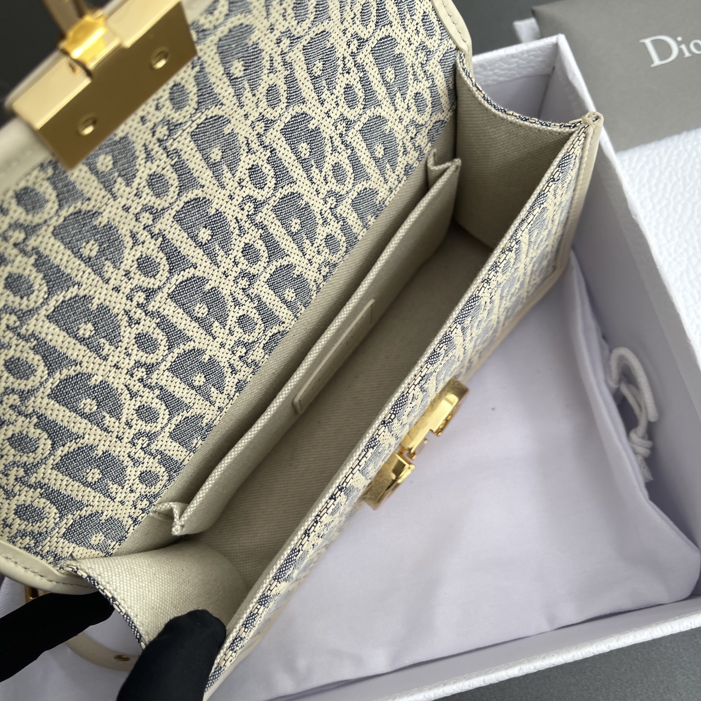 p780。【顶级高端～进口材料】30Montaigne 
这款30Montaigne East-West链条手袋采用典雅的设计，将浅饼干色光滑皮革与蓝色格纹布优雅结合，轻盈的棉质牛仔布饰以耐久的酒椰草线刺绣制作，突显经典款的Oblique印花。搭配饰以皮革的可拆卸链条肩带，可手提,肩背或斜挎。
编号：M9334 海盐蓝
规格：w21&times;h12&times;d6 cm
