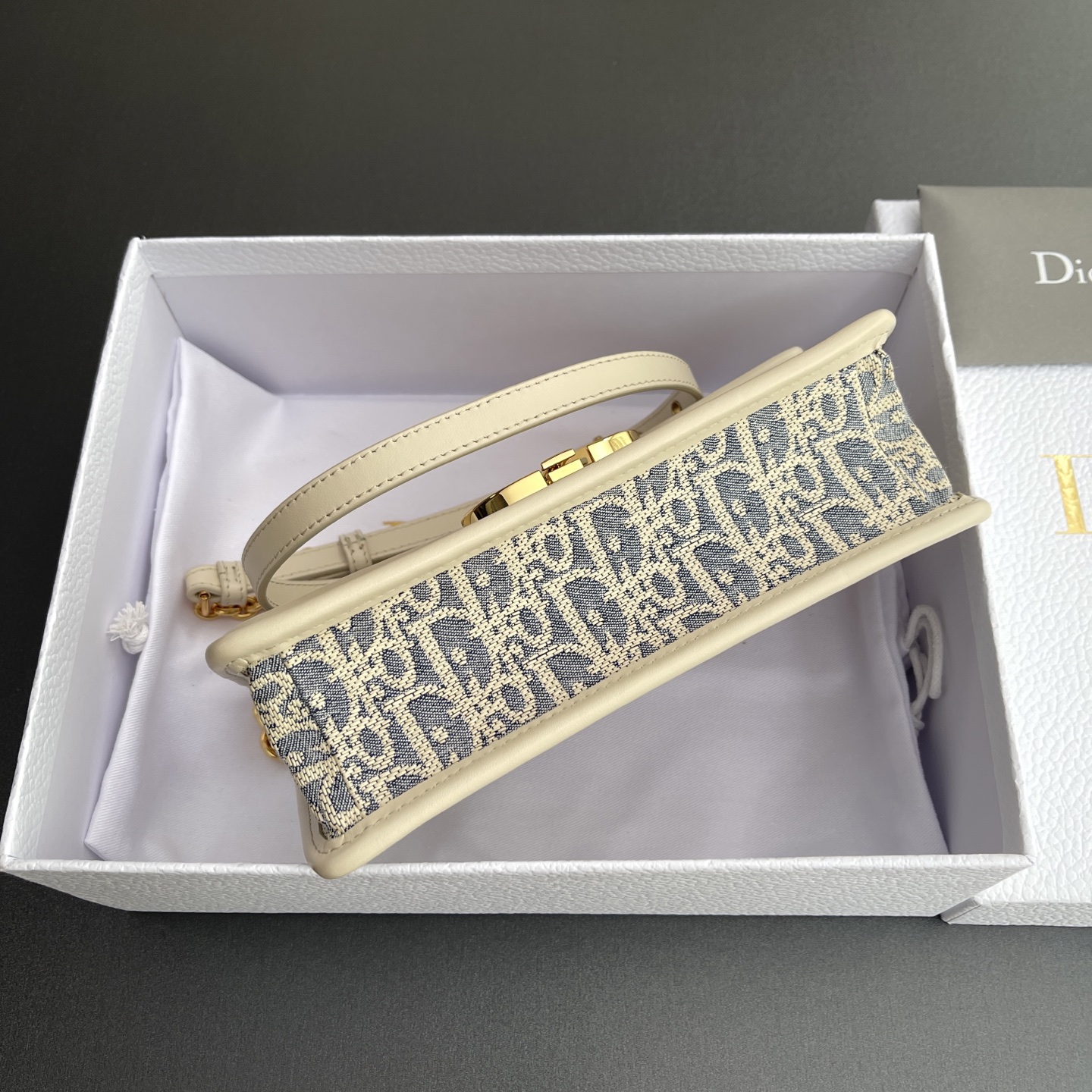 p780。【顶级高端～进口材料】30Montaigne 
这款30Montaigne East-West链条手袋采用典雅的设计，将浅饼干色光滑皮革与蓝色格纹布优雅结合，轻盈的棉质牛仔布饰以耐久的酒椰草线刺绣制作，突显经典款的Oblique印花。搭配饰以皮革的可拆卸链条肩带，可手提,肩背或斜挎。
编号：M9334 海盐蓝
规格：w21&times;h12&times;d6 cm
