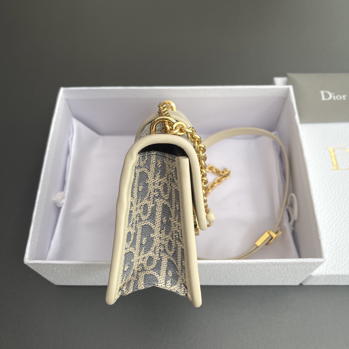 p780。【顶级高端～进口材料】30Montaigne 
这款30Montaigne East-West链条手袋采用典雅的设计，将浅饼干色光滑皮革与蓝色格纹布优雅结合，轻盈的棉质牛仔布饰以耐久的酒椰草线刺绣制作，突显经典款的Oblique印花。搭配饰以皮革的可拆卸链条肩带，可手提,肩背或斜挎。
编号：M9334 海盐蓝
规格：w21&times;h12&times;d6 cm
