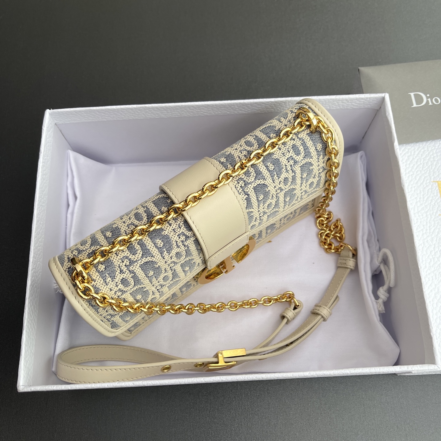 p780。【顶级高端～进口材料】30Montaigne 
这款30Montaigne East-West链条手袋采用典雅的设计，将浅饼干色光滑皮革与蓝色格纹布优雅结合，轻盈的棉质牛仔布饰以耐久的酒椰草线刺绣制作，突显经典款的Oblique印花。搭配饰以皮革的可拆卸链条肩带，可手提,肩背或斜挎。
编号：M9334 海盐蓝
规格：w21&times;h12&times;d6 cm
