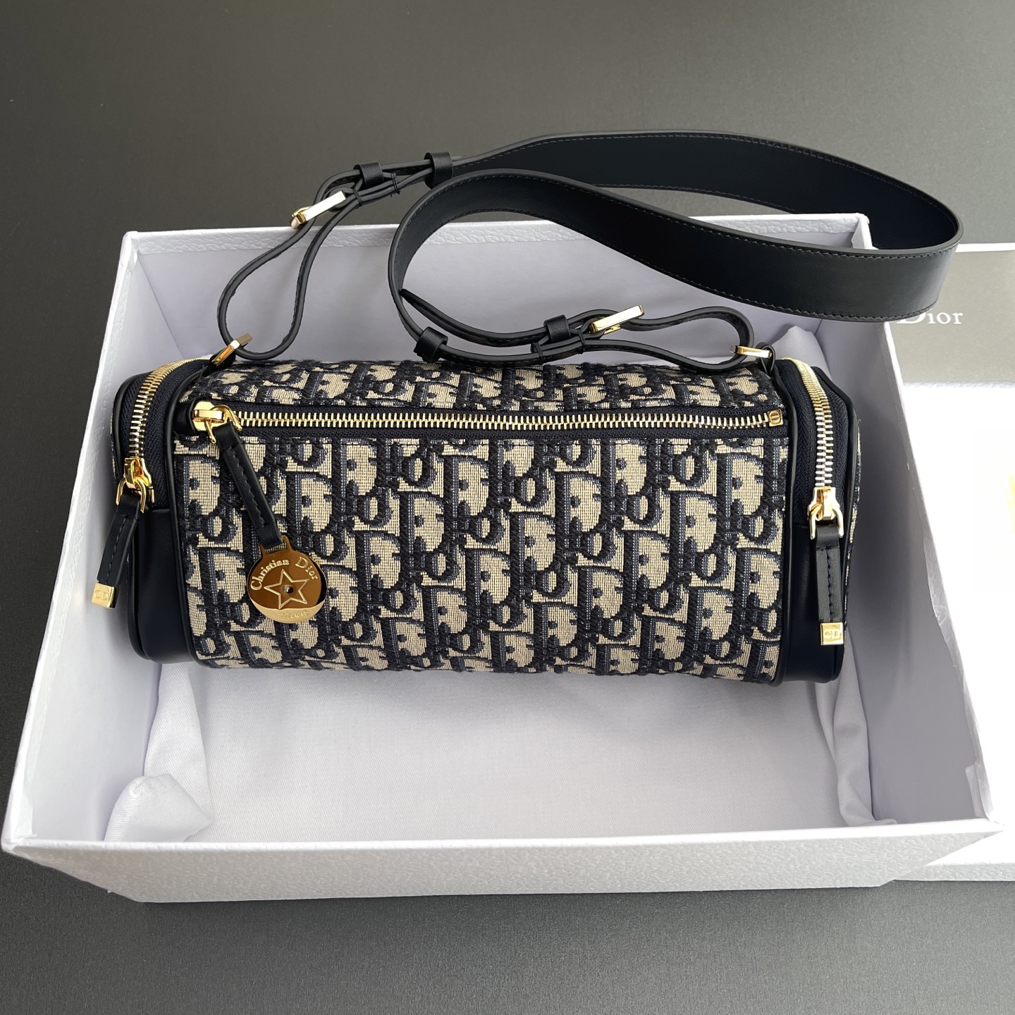 NO:338271,【Top high-end ~ Imported materials】 Diorstar East-Wesr handbag This handbag is carefully crafted from blue Oblique printed fabric, decorated with smooth cowhide leather details in the same color. The compartment is more refined with two side zipper pockets, and can easily store various small daily necessities. The zipper opening and closing is matched with the iconic retro gold finish metal round decorative brand, which is more stylish. It is adjustable and detachable leather shoulder straps, which can be comfortable on the shoulder or crossbody. Number M Blue D/Embroidery Specifications w27×h11×d10cm, DIOR, dior, cowhide19860909【 顶级高端～进口材料】Diorstar East-Wesr手袋 这款手袋采用蓝色Oblique印花面料精心制作,饰以同色调光滑牛皮革细节,隔层搭配两个侧面拉链口袋更显精致,可轻松收纳各种小件日常用品.拉链开合,搭配标志性复古金色饰面金属圆形饰牌,更显格调.搭配可调节,可拆卸皮革肩带,可舒适肩背或斜挎. 编号M 蓝D/刺绣 规格w27×h11×d10cm,DIOR,dior,cowhide,Bag