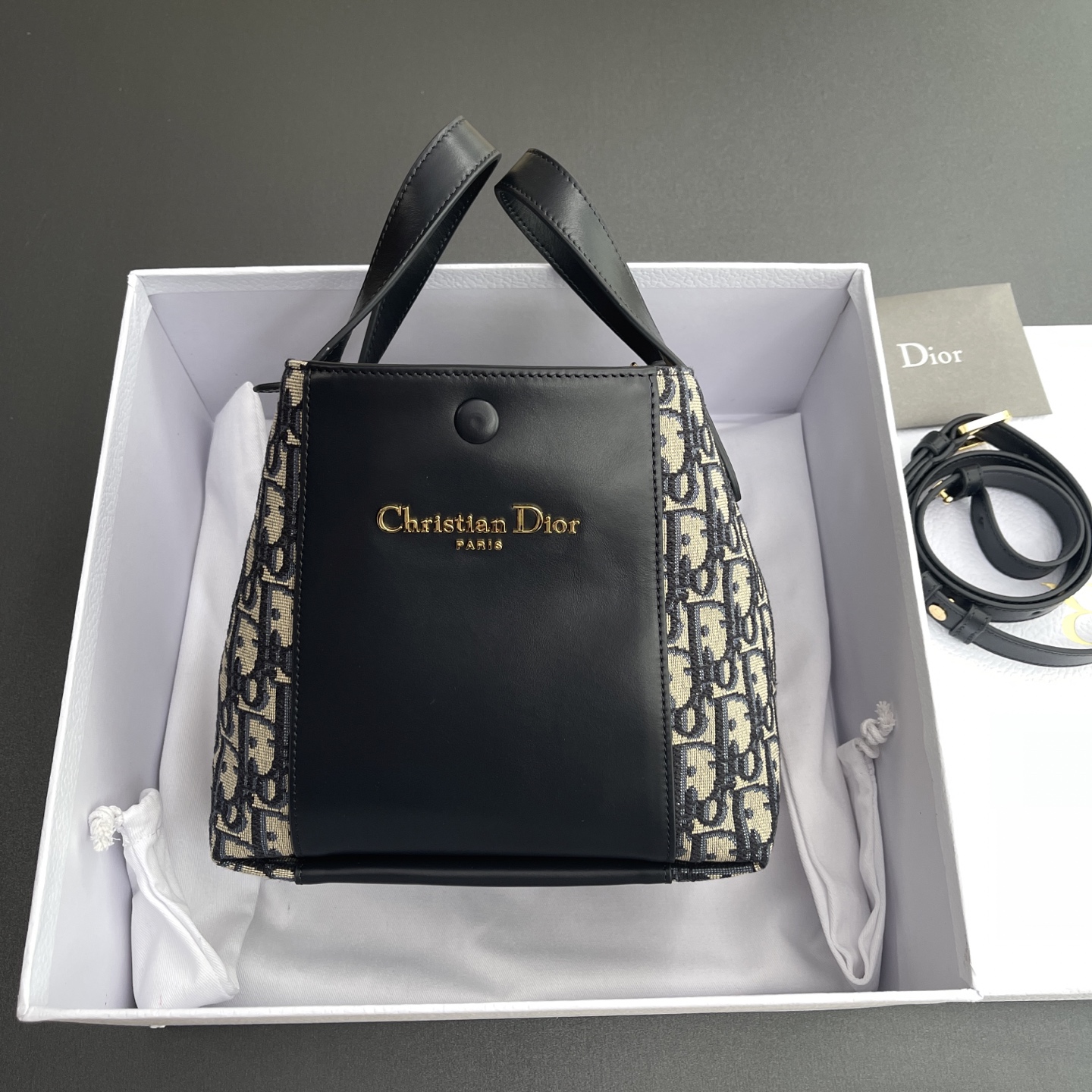 NO:338262,【Top High-end ~ Imported Materials】Small Signature Bucket Bag This handbag is carefully crafted from blue Oblique printed fabric, decorated with smooth cowhide leather details in the same color. It has a wide compartment with snaps and buckles to hold various daily necessities. It is matched with top leather handles and adjustable, and can be detached leather shoulder straps, which can be carried, shoulders or crossbody. Number M Blue D/Embroidery Specifications w21×h19×d11cm, DIOR, dior, cowhide19860909【 顶级高端～进口材料】小号Signature 水桶包 这款手袋采用蓝色Oblique印花面料精心制作,饰以同色调光滑牛皮革细节,宽敝隔层搭配按扣和袢扣开合,可收纳各种日常用品.搭配顶部皮革手柄和可调节,可拆卸皮革肩带,可手提,肩背或斜挎. 编号M 蓝D/刺绣 规格w21×h19×d11cm,DIOR,dior,cowhide,Bag