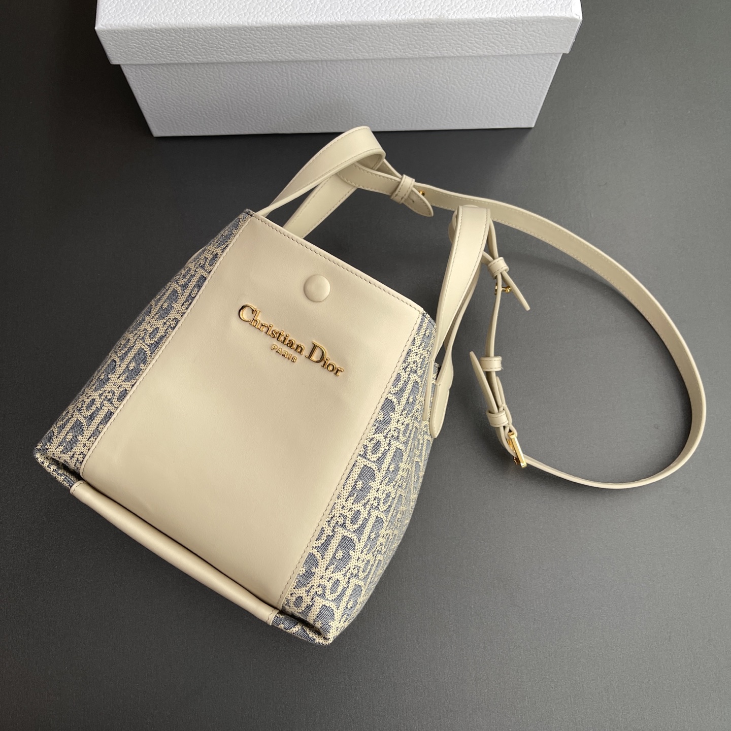【顶级高端～进口材料】小号Signature 水桶包

编号：M2840 
规格：w21×h19×d11cm
